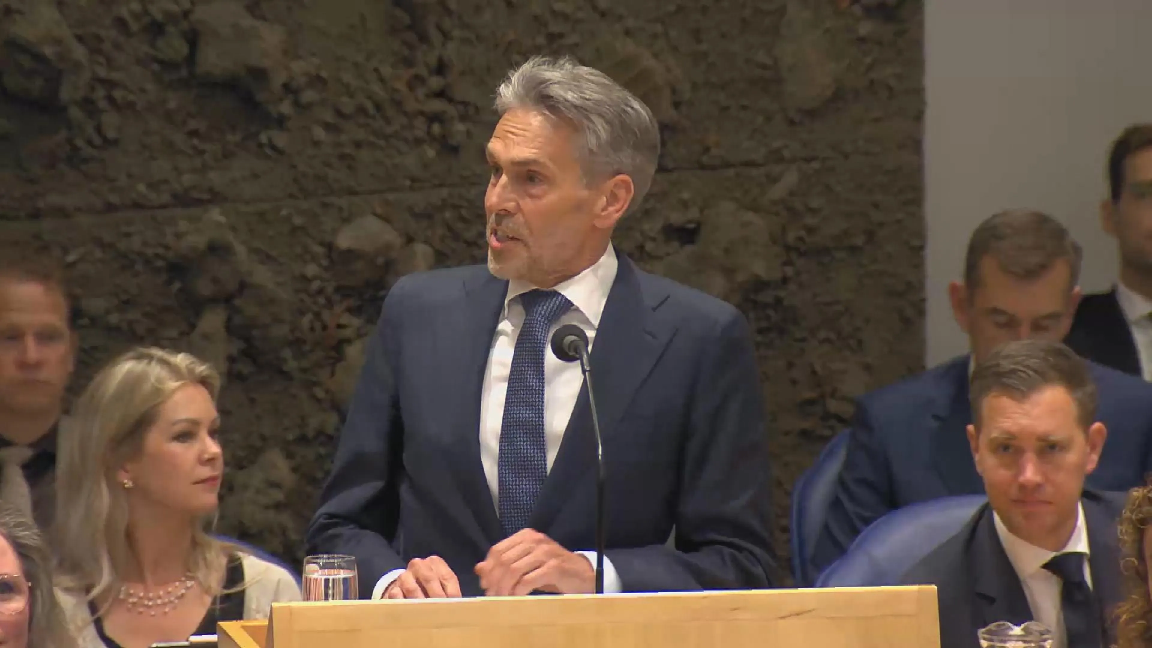 Premier Dick Schoof verwijst met zijn eerste woorden naar hardloopster Sifan Hassan