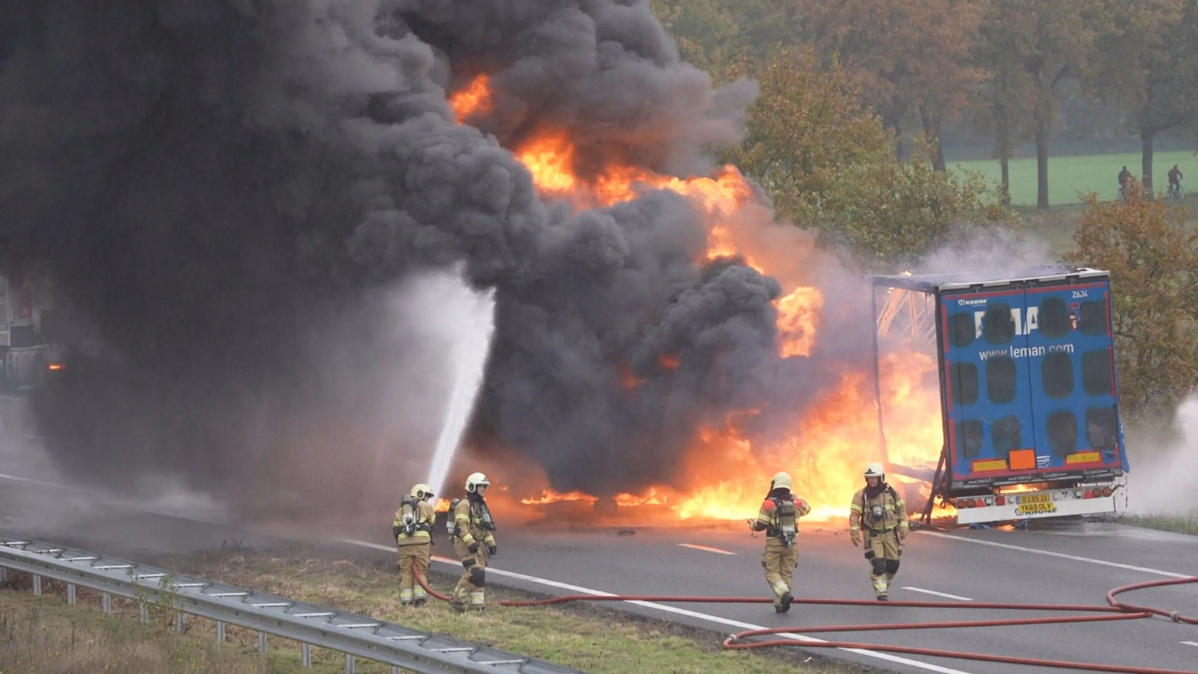 Oplegger met verfstoffen vliegt in brand op A50 bij Herpen