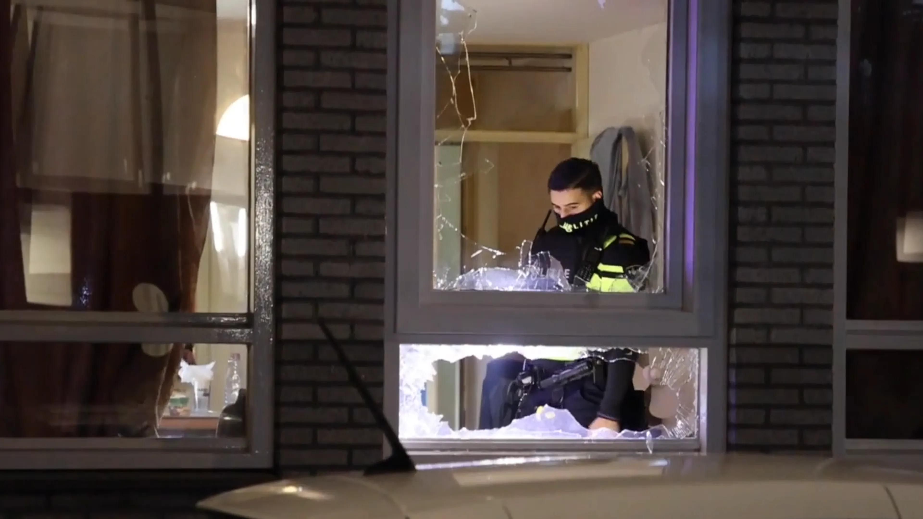 Bewoners opgeschrikt: brandend voorwerp door raam naar binnen gegooid