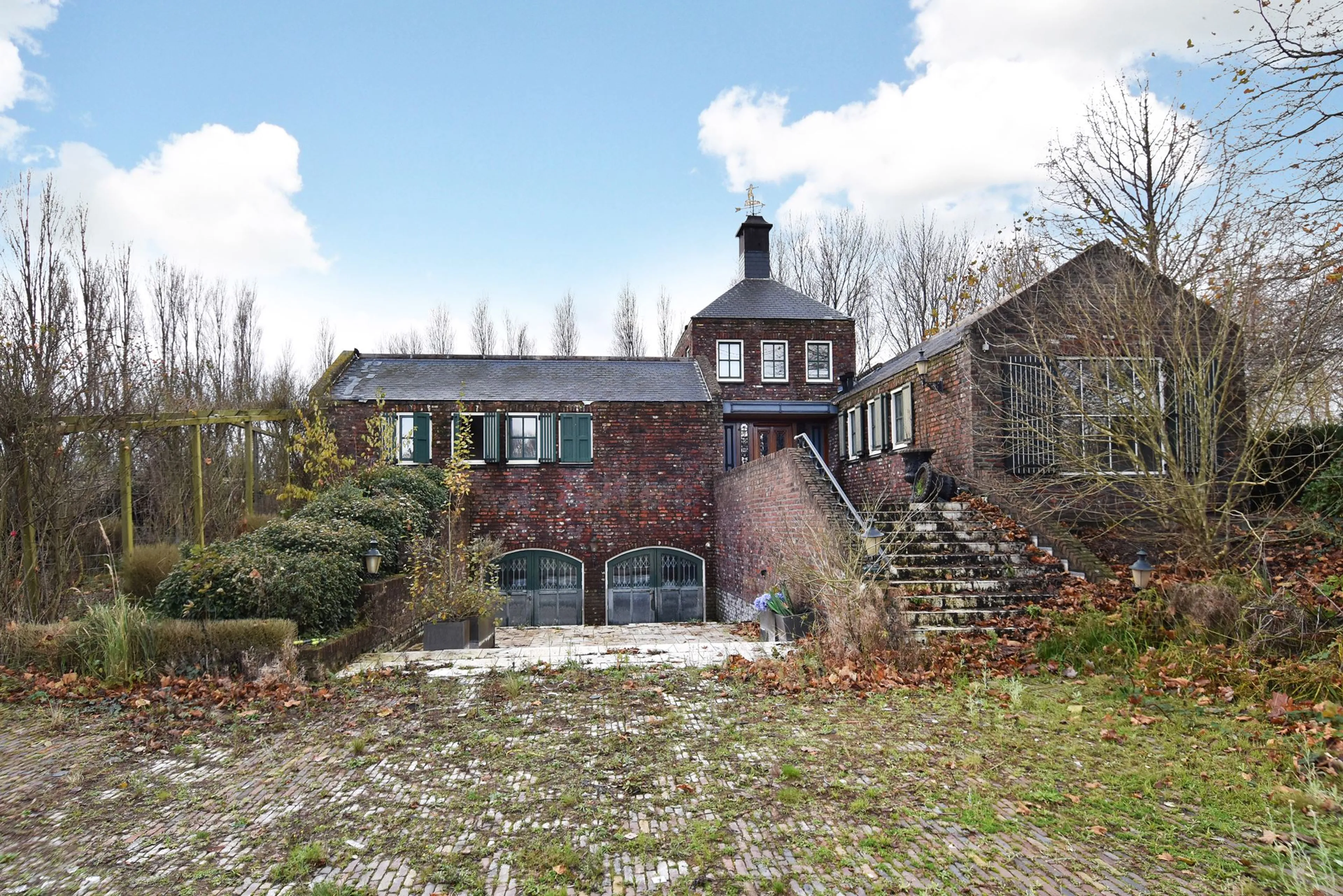 Vroeger prachtige villa, nu volledig vervallen: pand in Monster te koop voor 950.000 euro