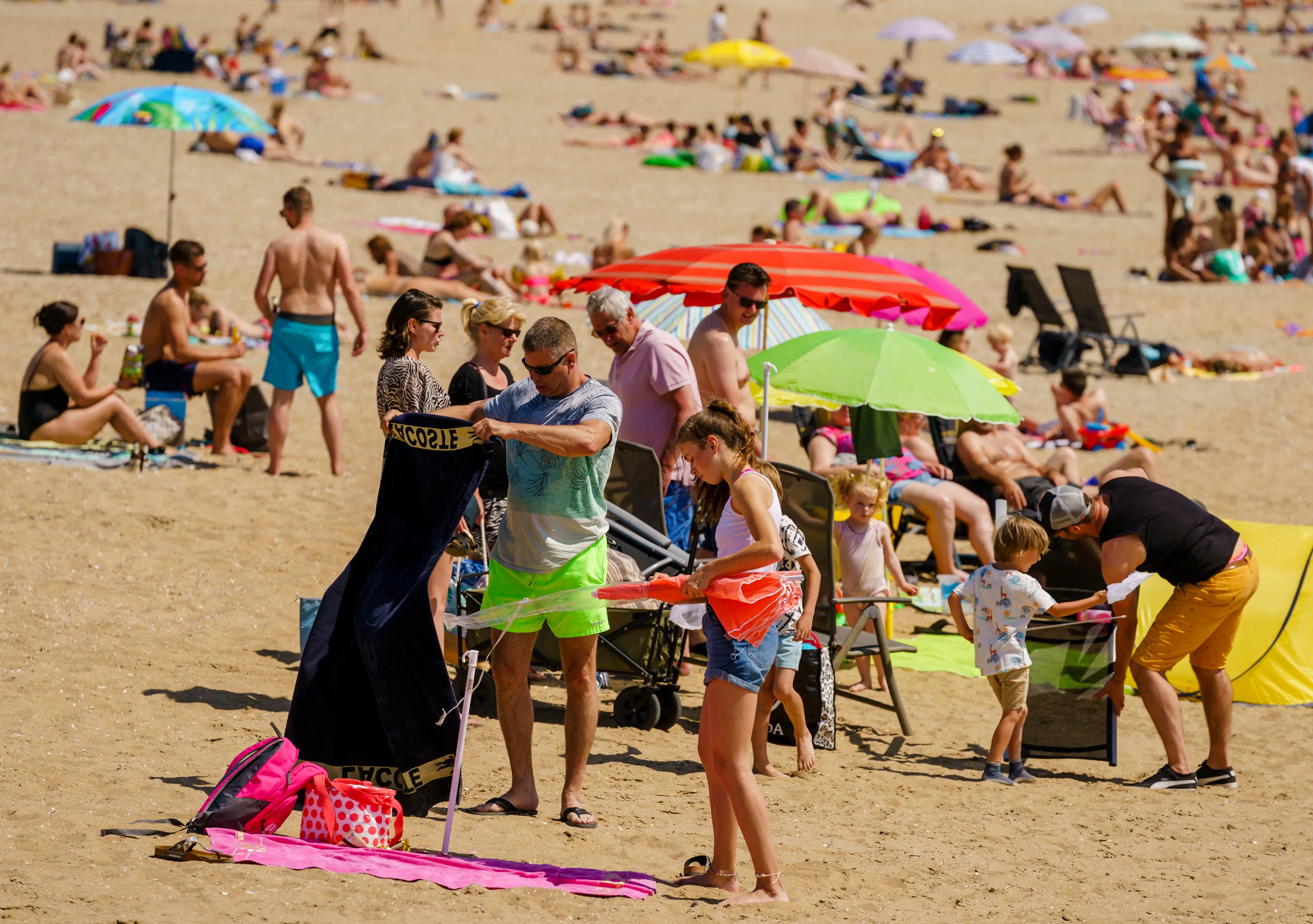LIVEBLOG | Drukte op stranden, veiligheidsregio's waarschuwen voor 'zomer met veel beperkingen'