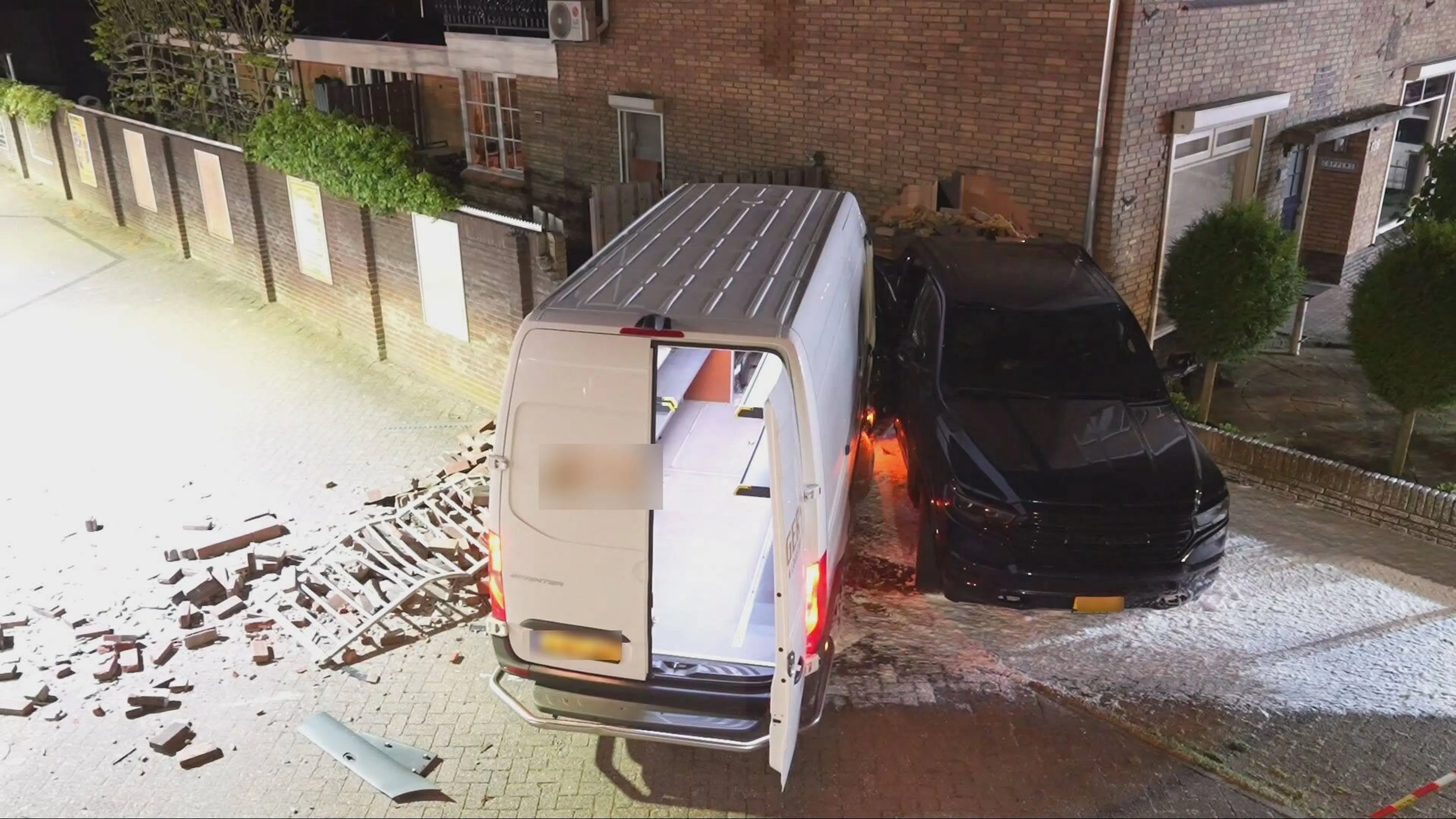 'Bestuurder ramt huis in Geldrop en vlucht na dollemansrit' 