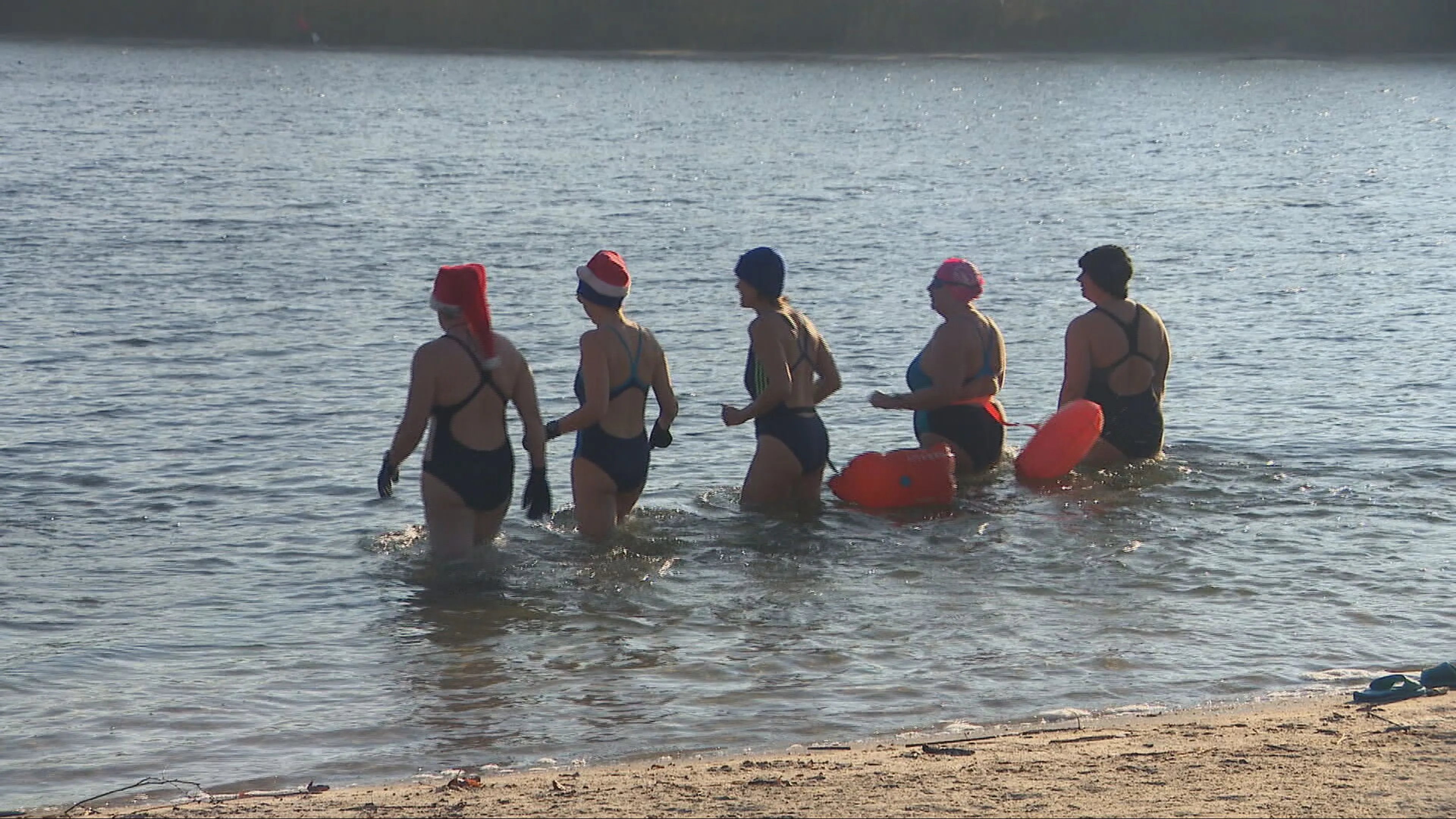 Geen schaatsen maar een badpak: waaghalzen trotseren ijskoud water