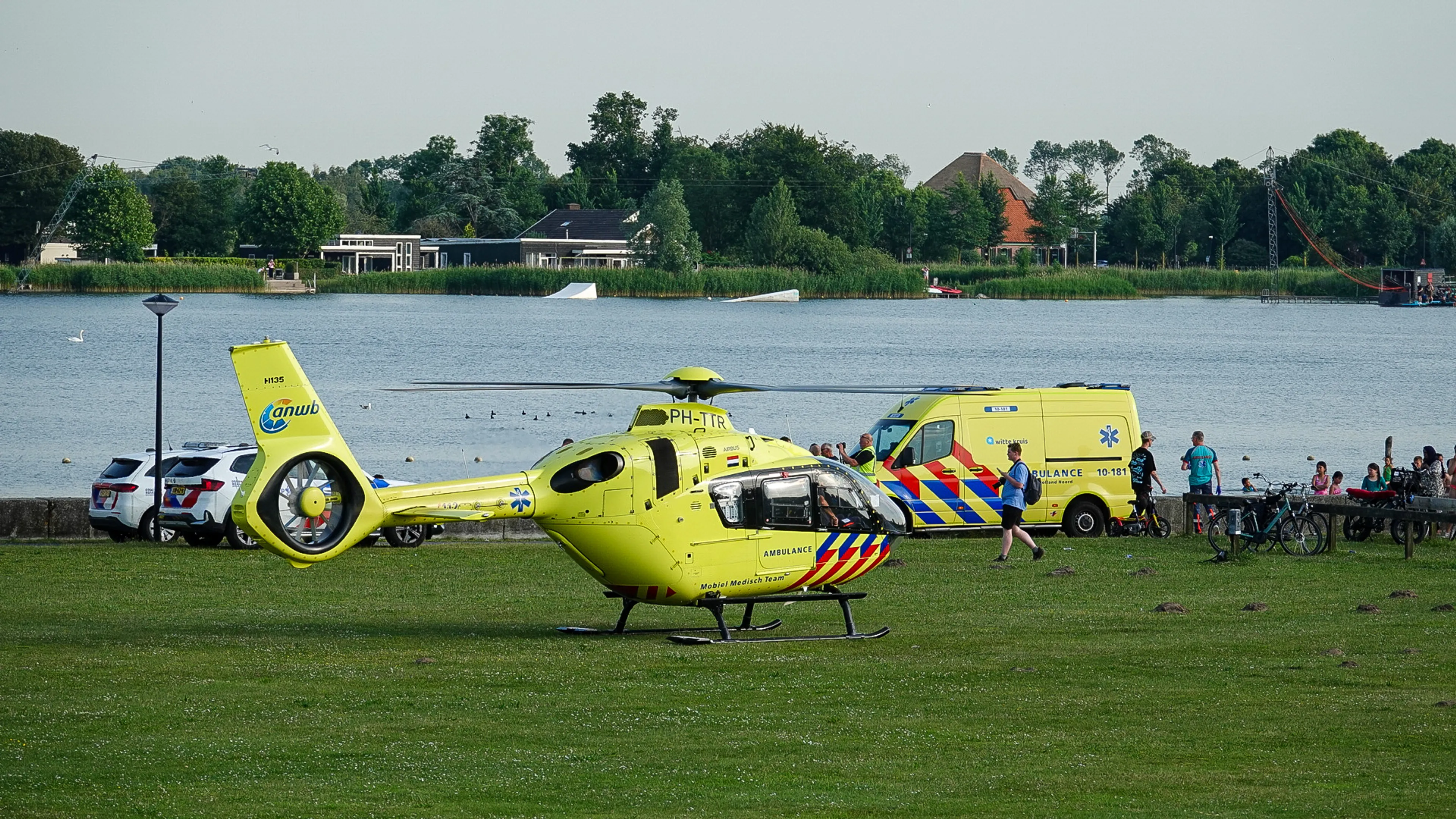 Kind uit water bij strand Heerhugowaard gehaald, naar ziekenhuis gebracht