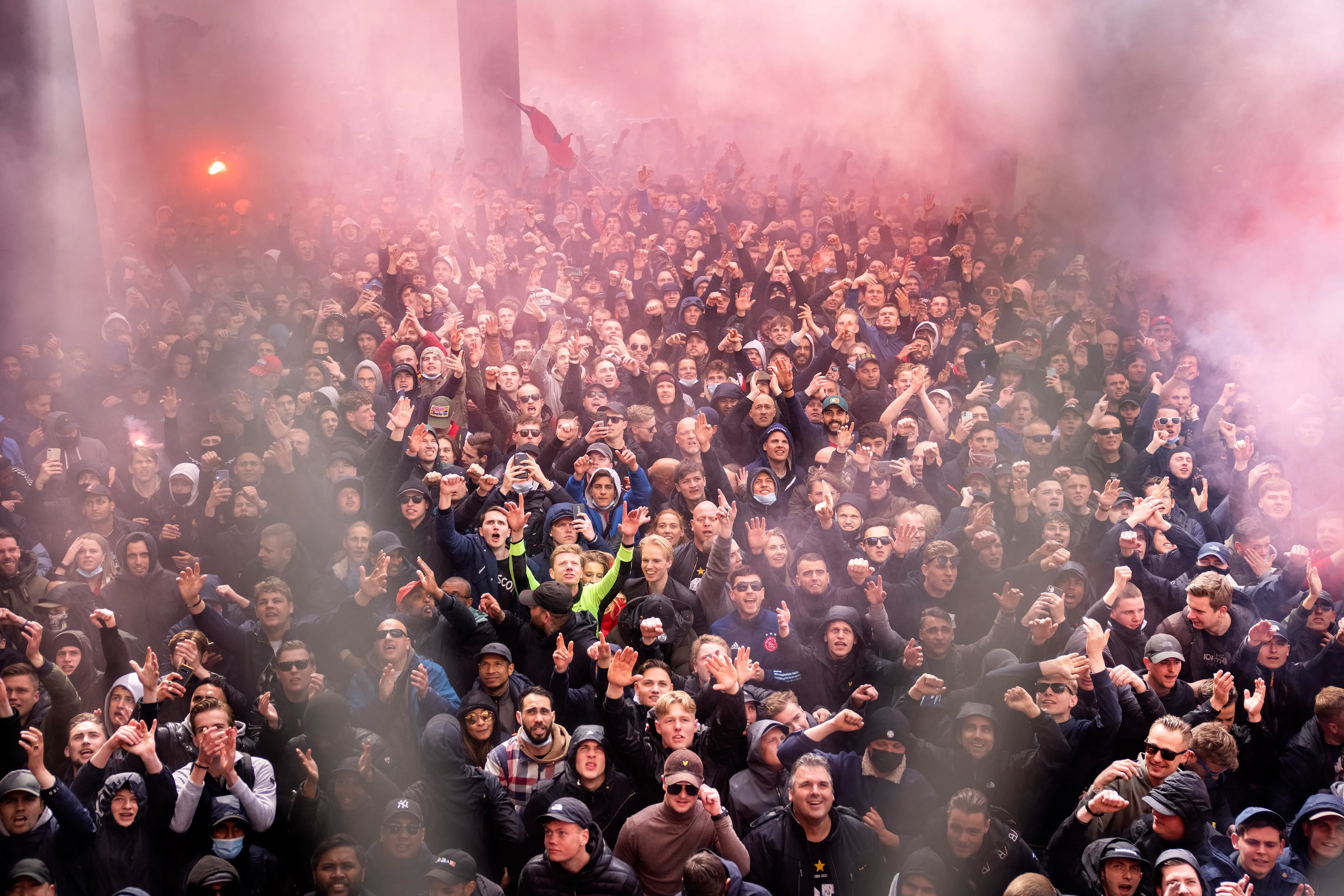 Meerderheid van Nederland: Ajacieden die na kampioensfeest corona krijgen verdienen geen ic-bed