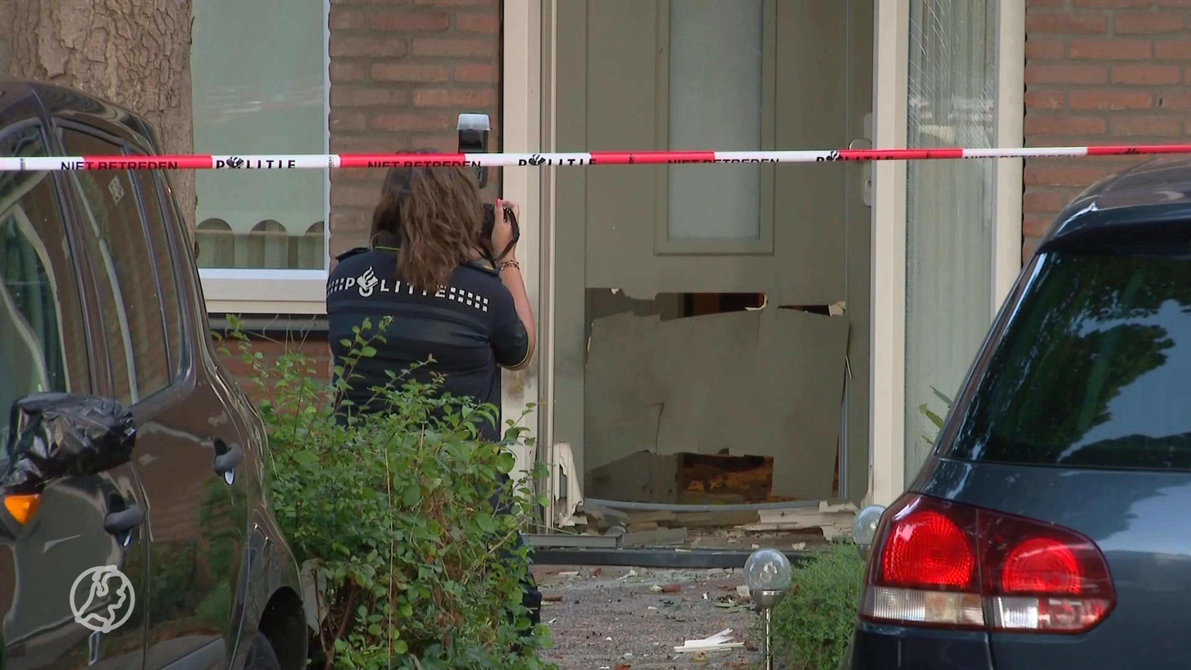 video - Voordeur aan diggelen na explosie bij woning in Venlo, verdachte op de vlucht
