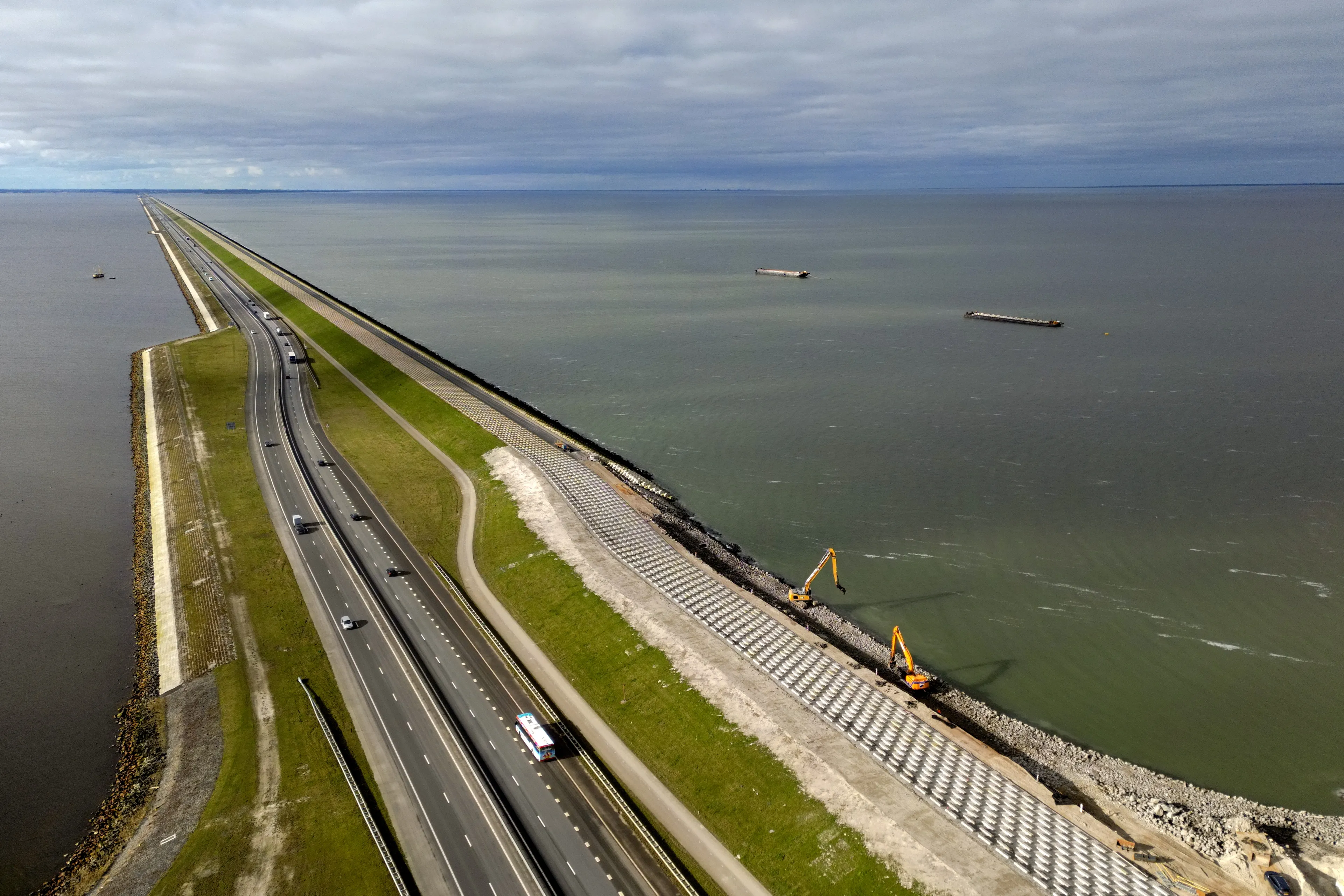 Afsluitdijk in beide richtingen weer open na fataal ongeluk