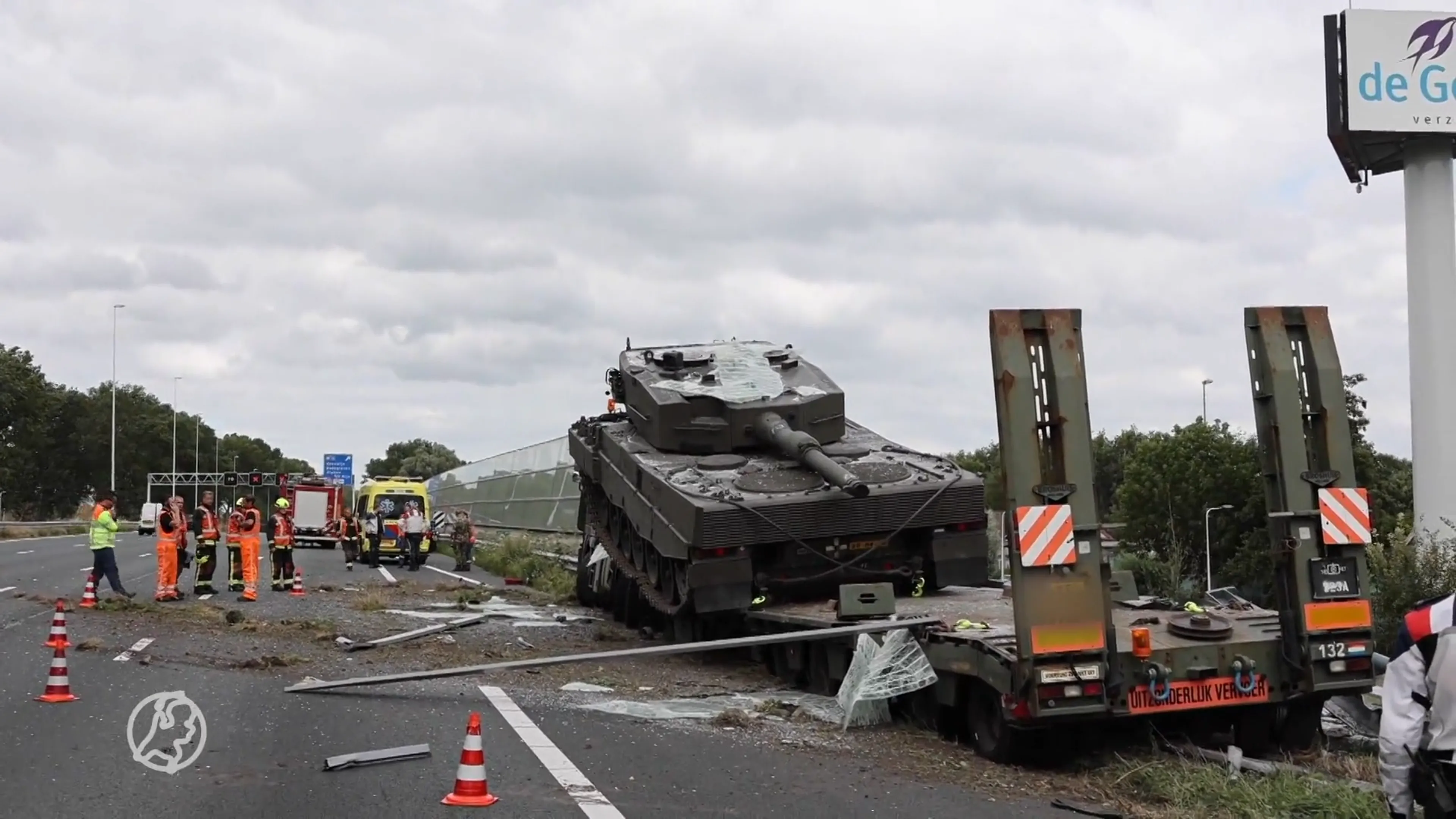 VIDEO: Militaire vrachtwagen met tank knalt door geluidswal op A12