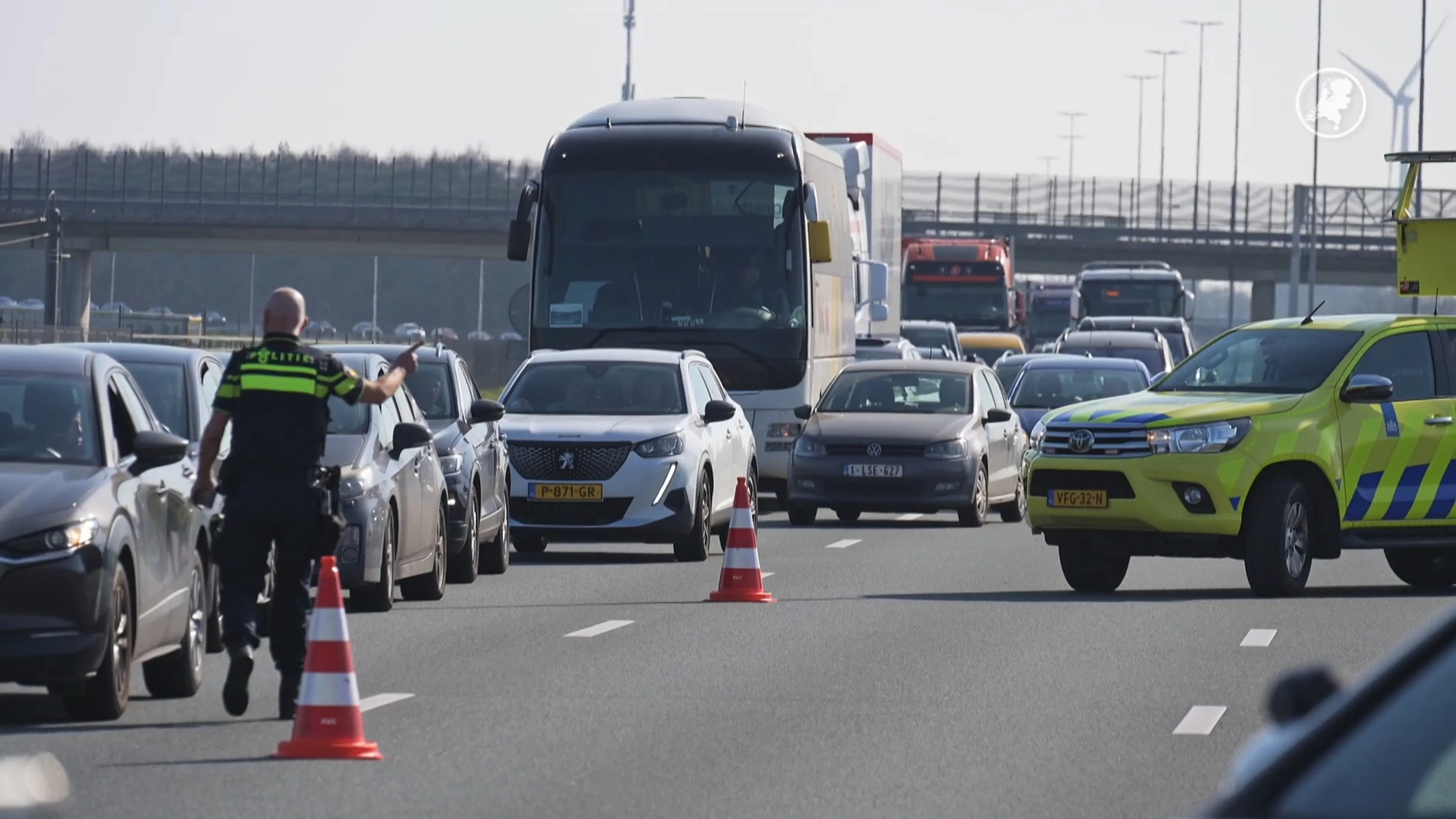 Massaal rode kruizen genegeerd na ongeluk A16: politie slingert weggebruikers op de bon