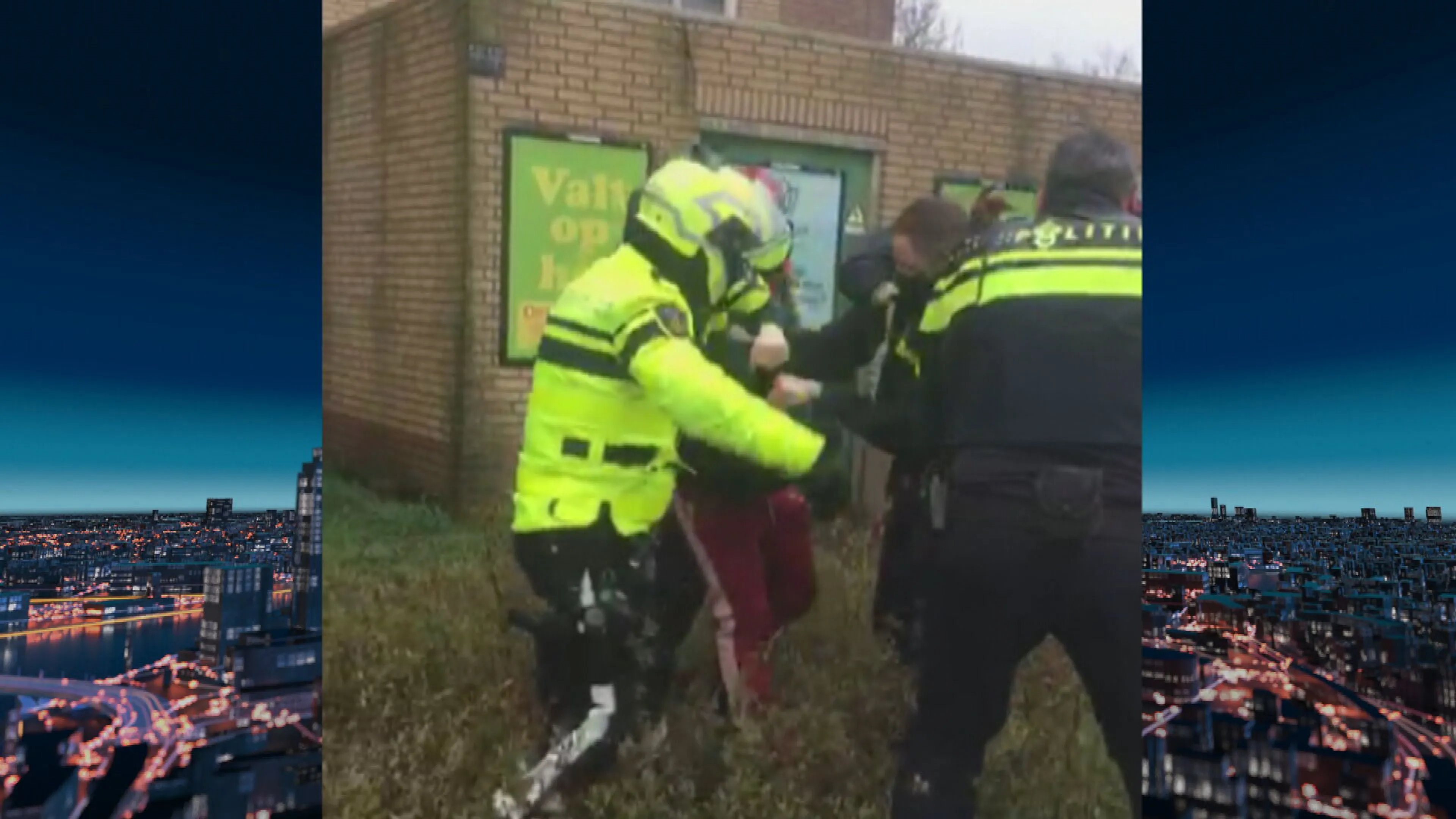 Peuters zien hoe vader vuistslagen van agent krijgt: 'Ze hebben alleen maar lopen huilen en gillen'