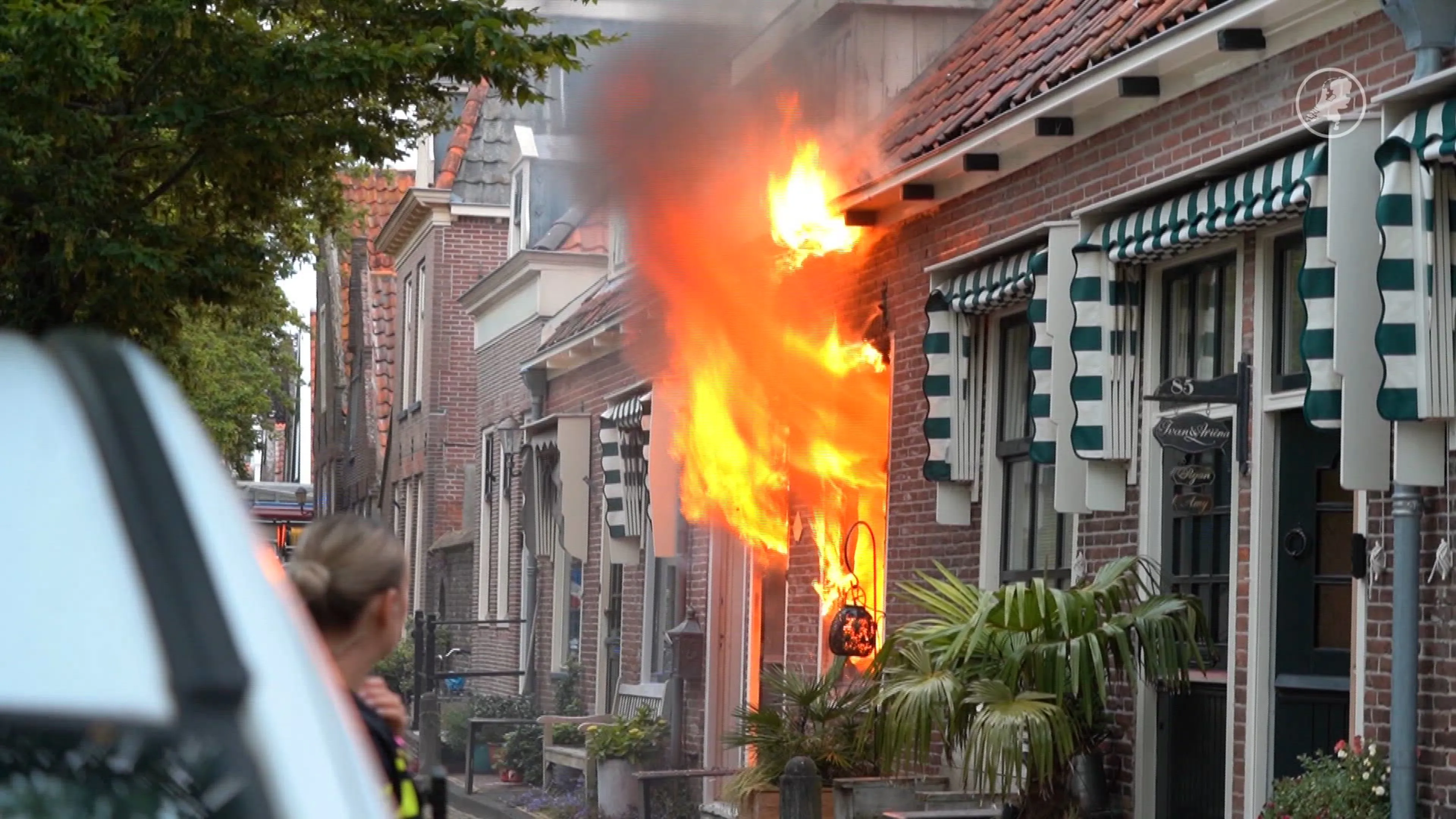 Uitslaande brand in binnenstad Enkhuizen, meerdere straten zonder stroom