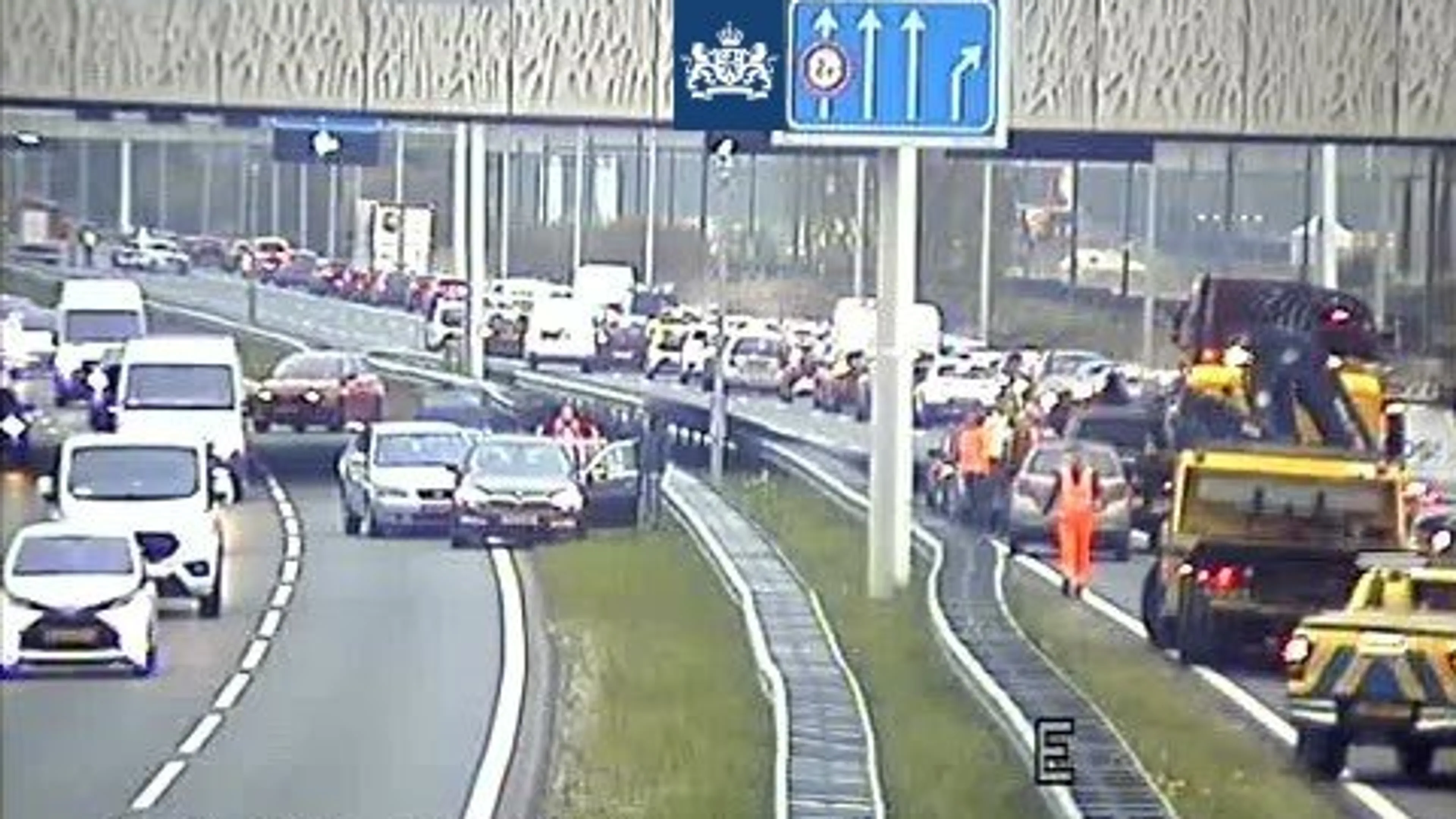 Ongelukken op A12 doordat aangereden vrouw meermaals snelweg oversteekt