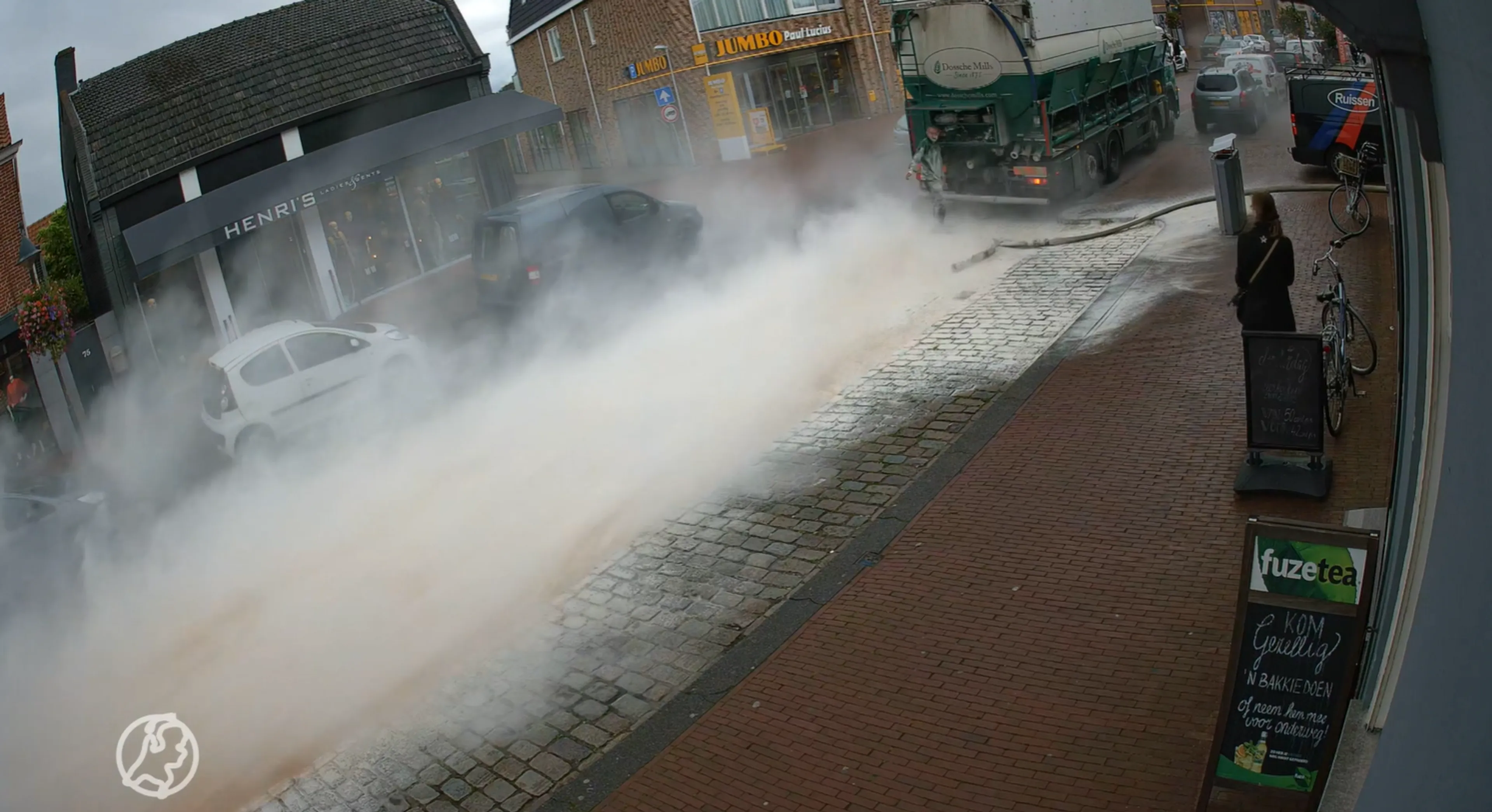 Straat kleurt wit na 'meelexplosie’ bij bakkerij in Hoogerheide