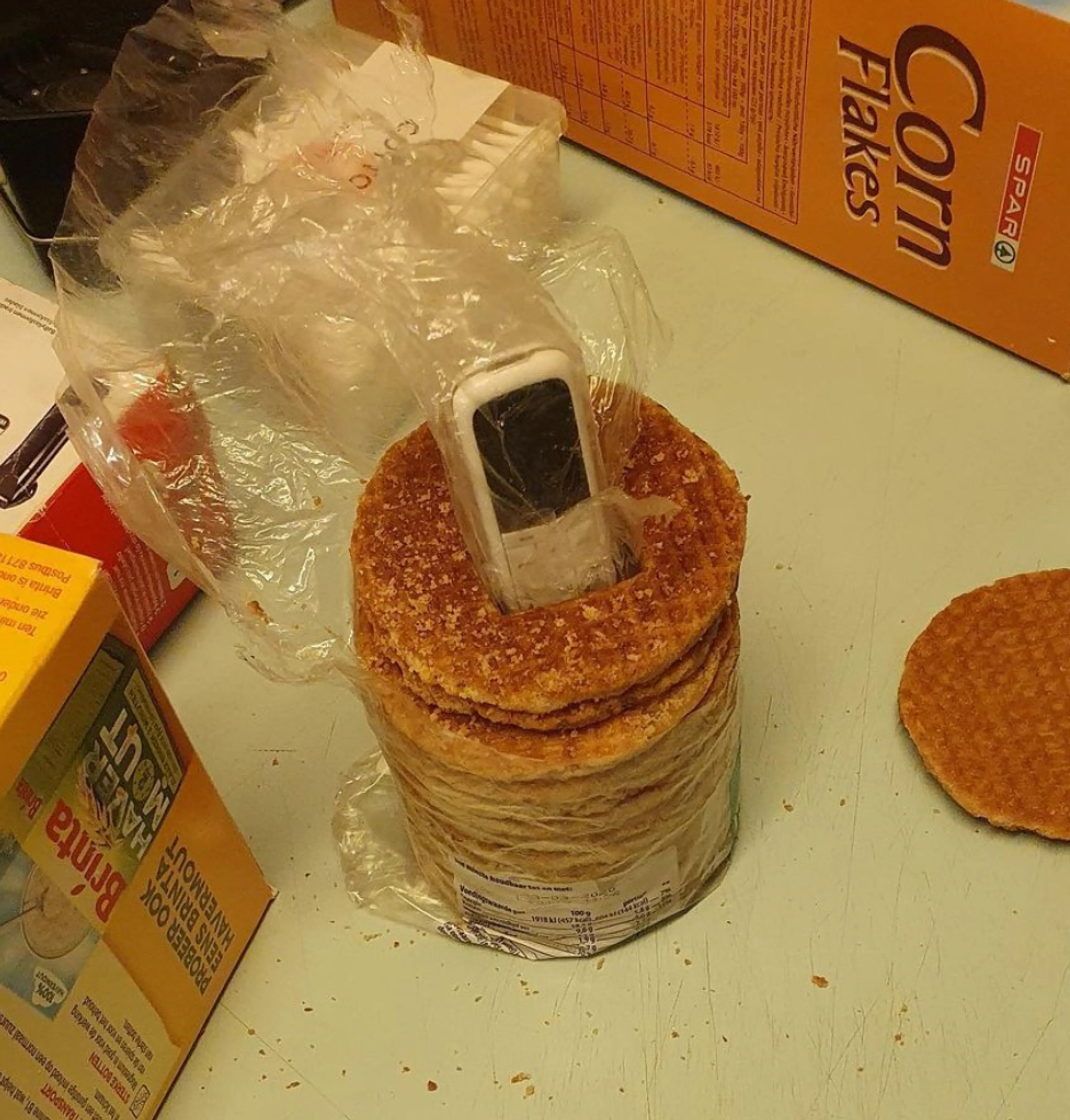 Telefoons in pakken stroopwafels, zó smokkelen gevangenen verboden spullen de gevangenis in