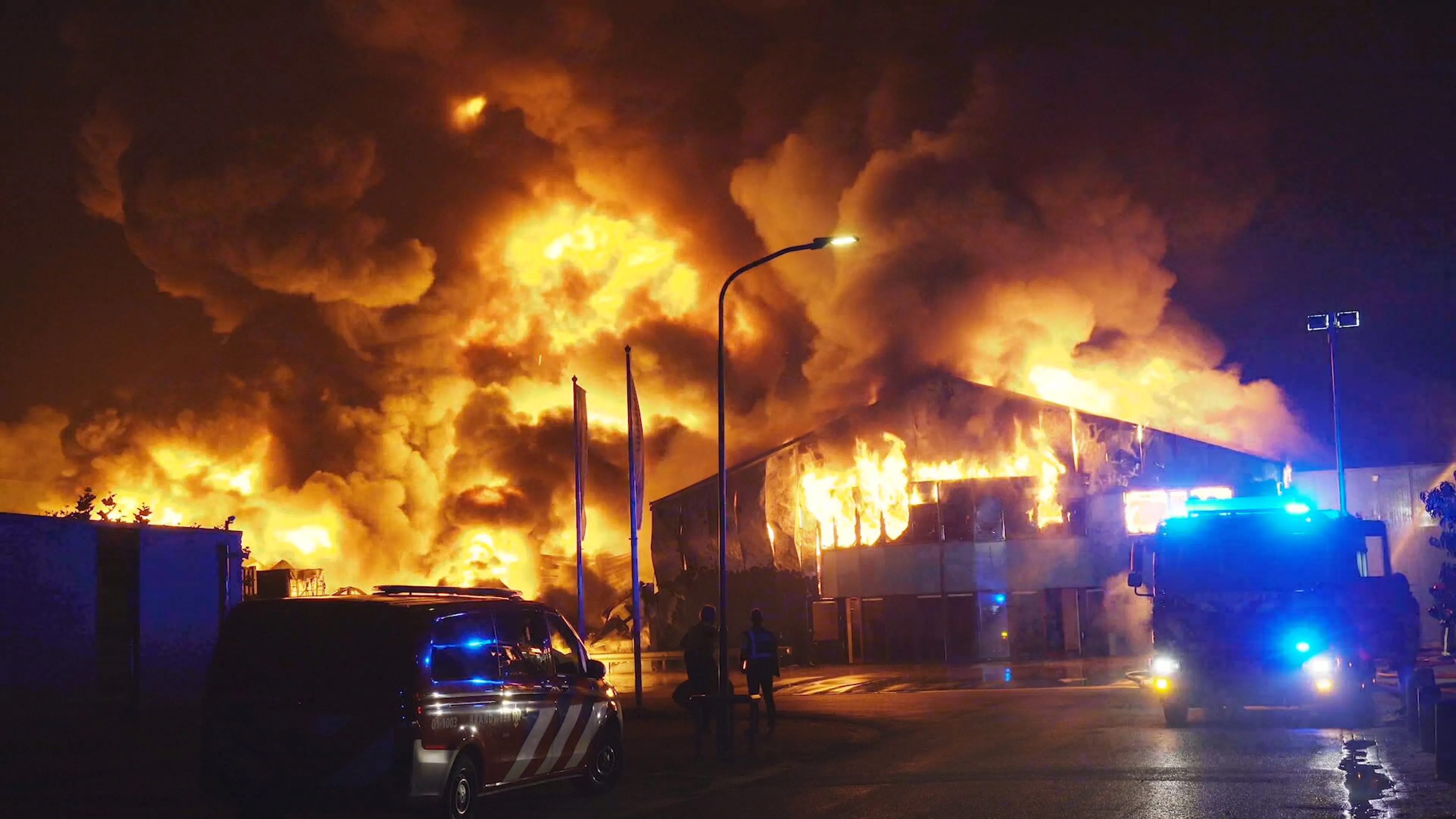 Grote brand bij afvalbedrijf in Groningse Leek onder controle