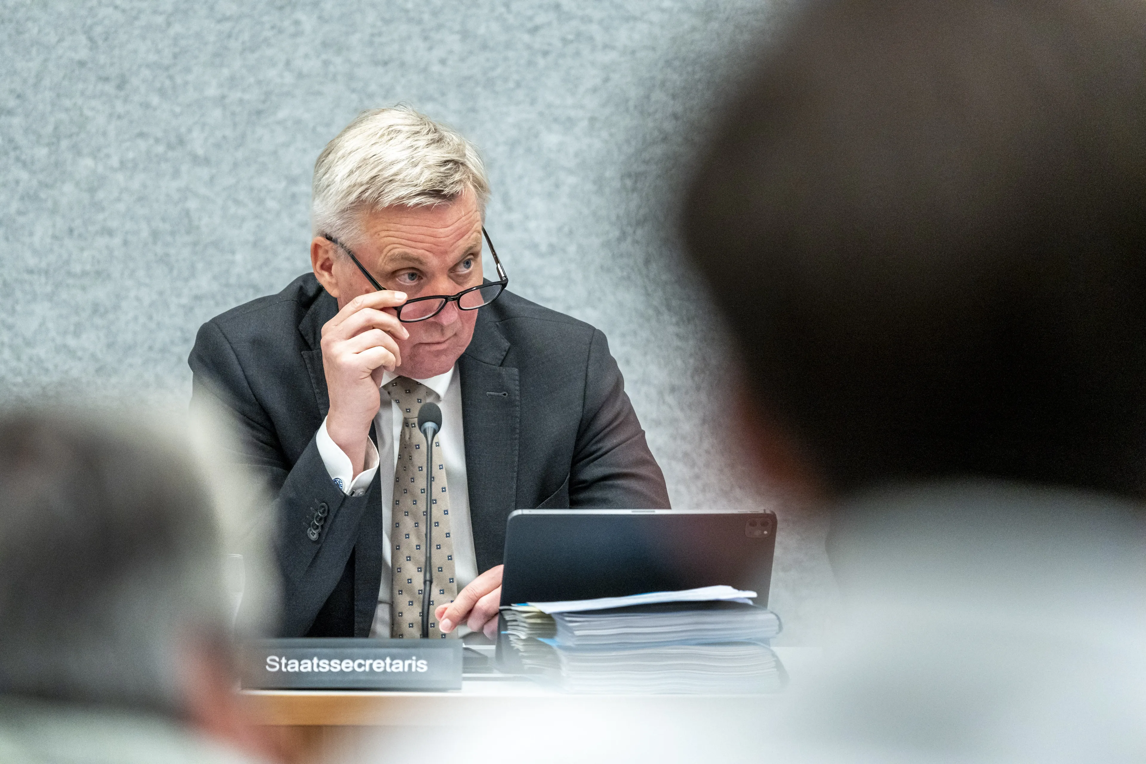 Kabinet passeert gemeente en gaat vergunning verlenen voor asielopvang in hotel