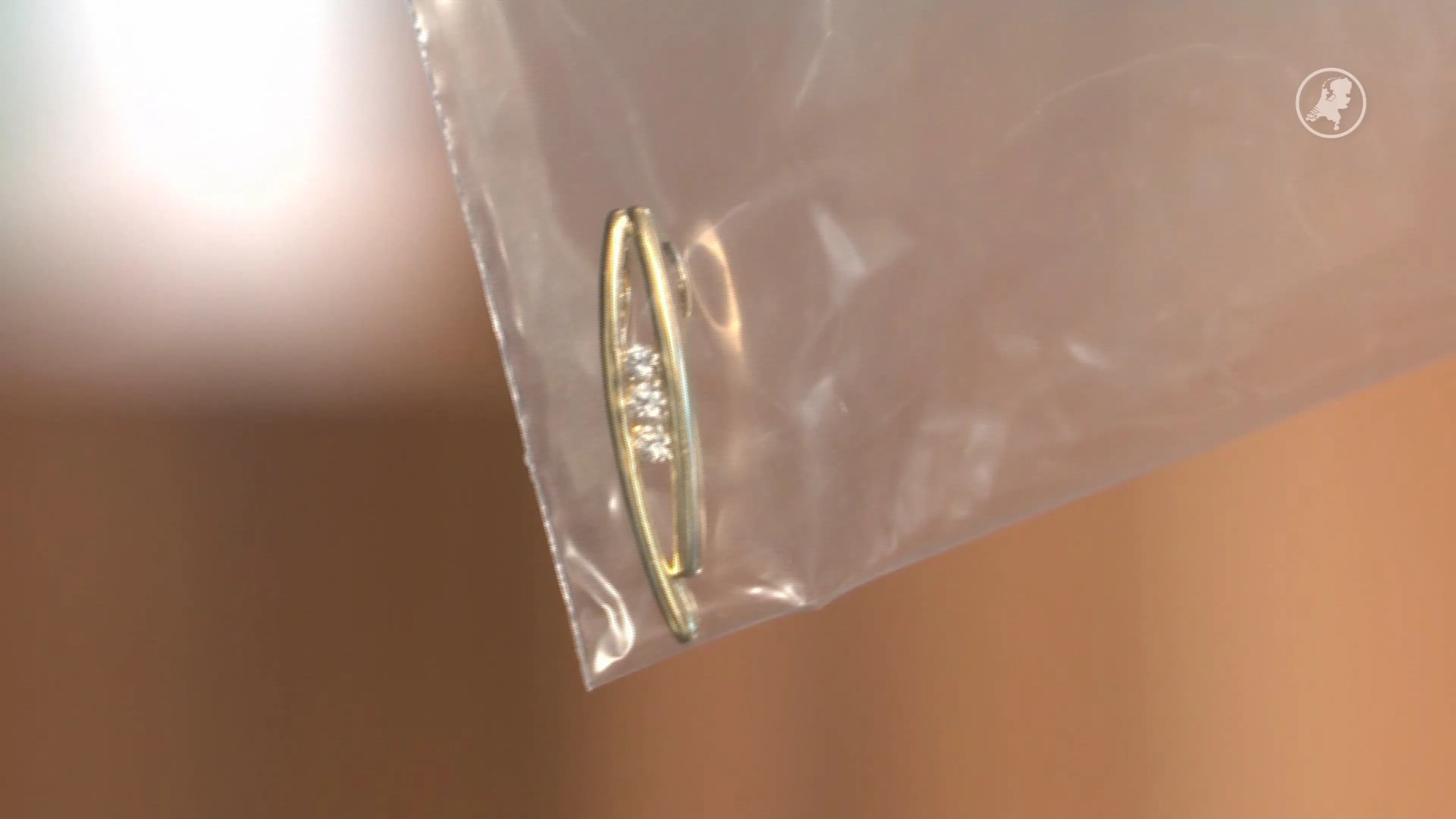 Dief slikt sieraad door: juwelier krijgt het na dagen terug