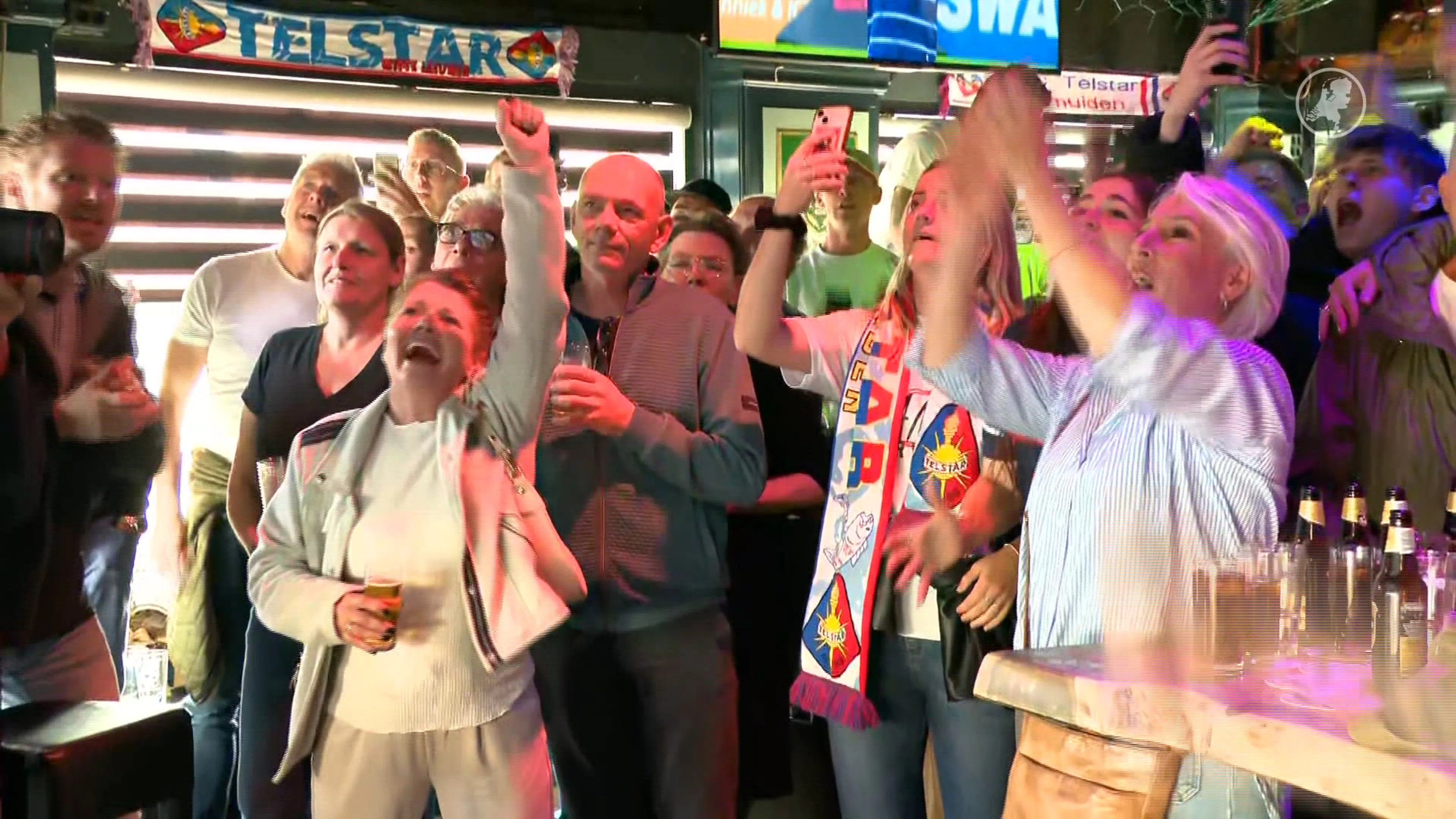 Telstar-fans vieren groot feest na 3-1 overwinning op Willem II