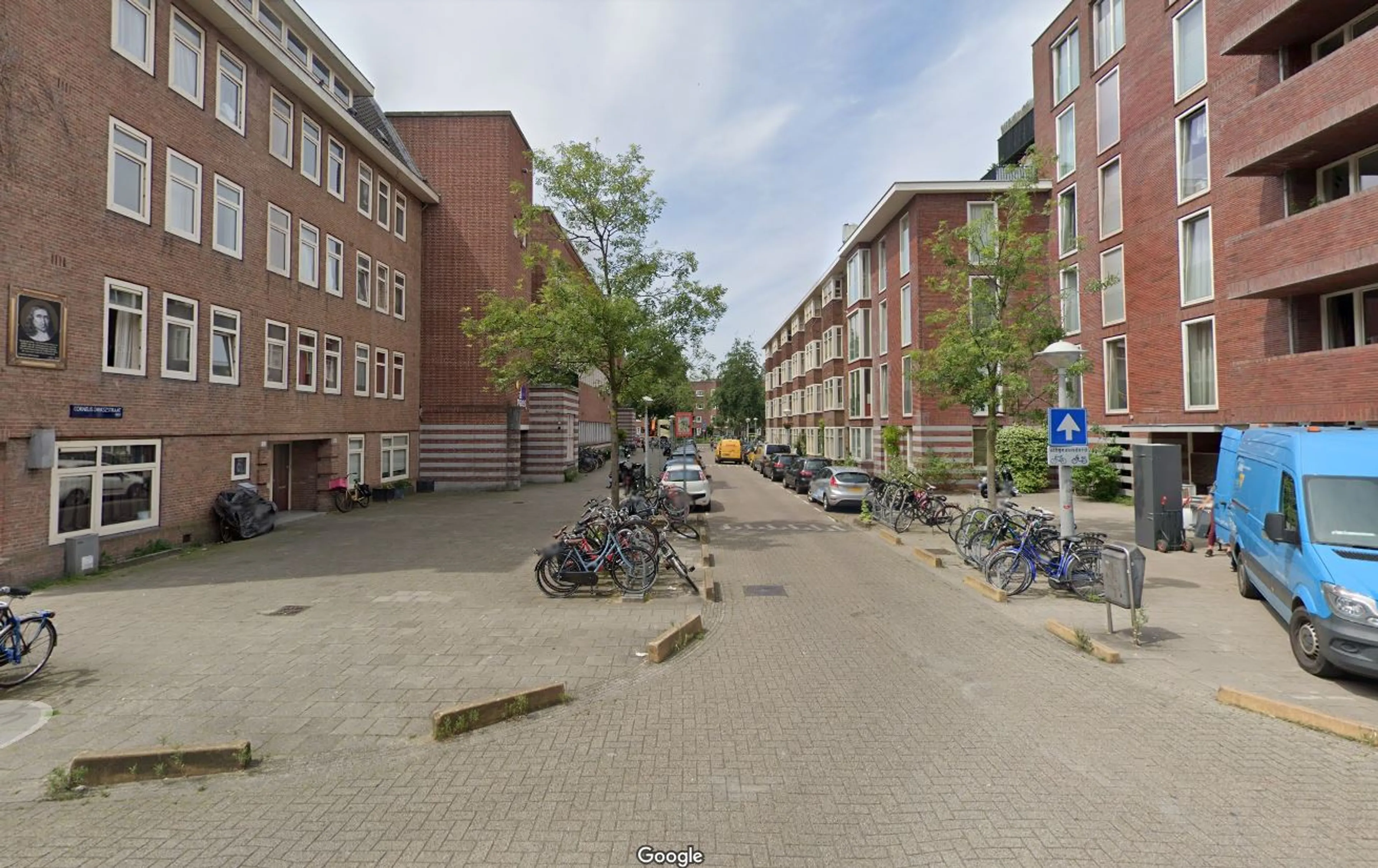 Dode man aangetroffen in geparkeerde auto in Amsterdam