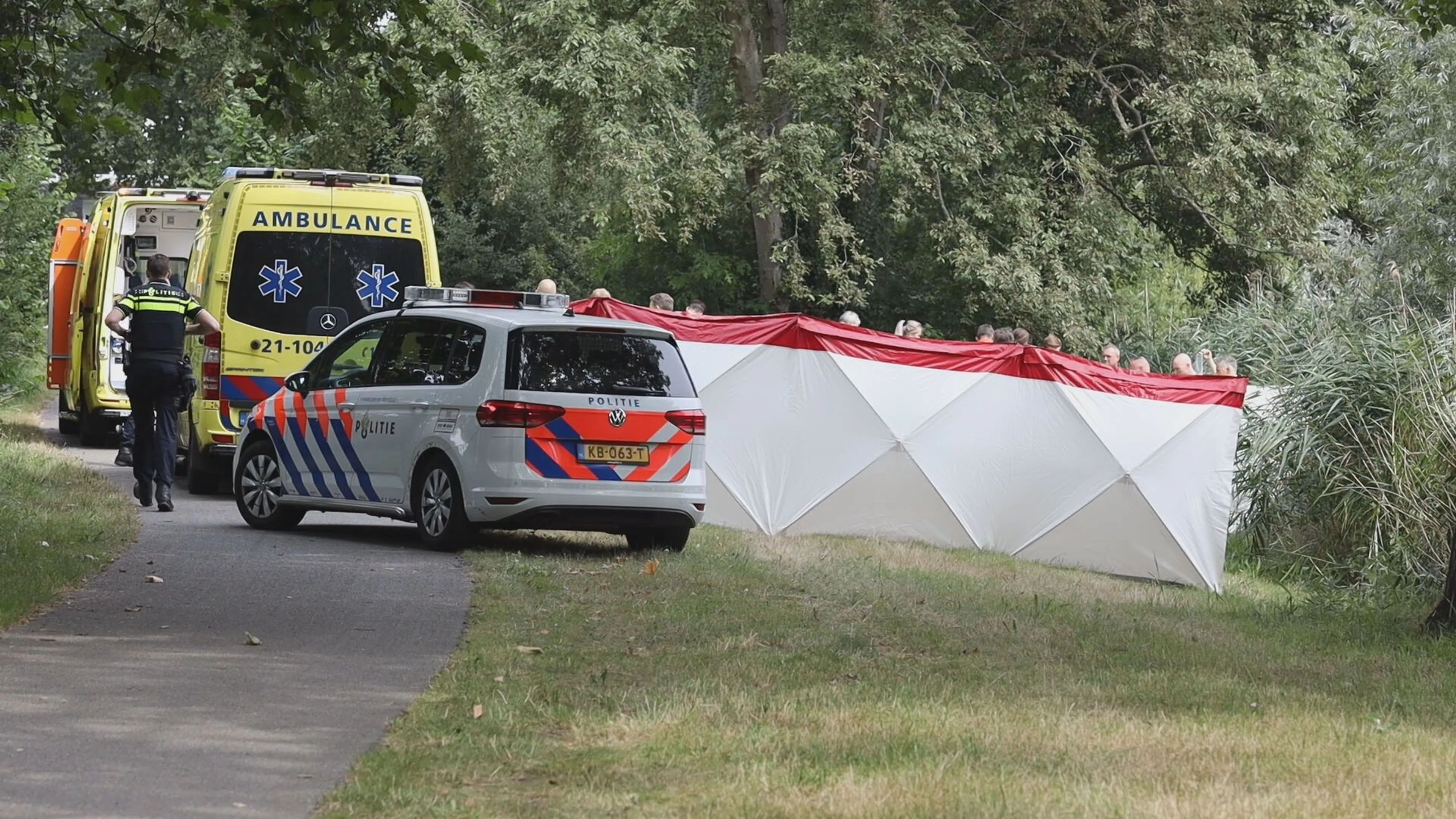 OM vervolgt man die filmde hoe vriend verdronk in zwemplas