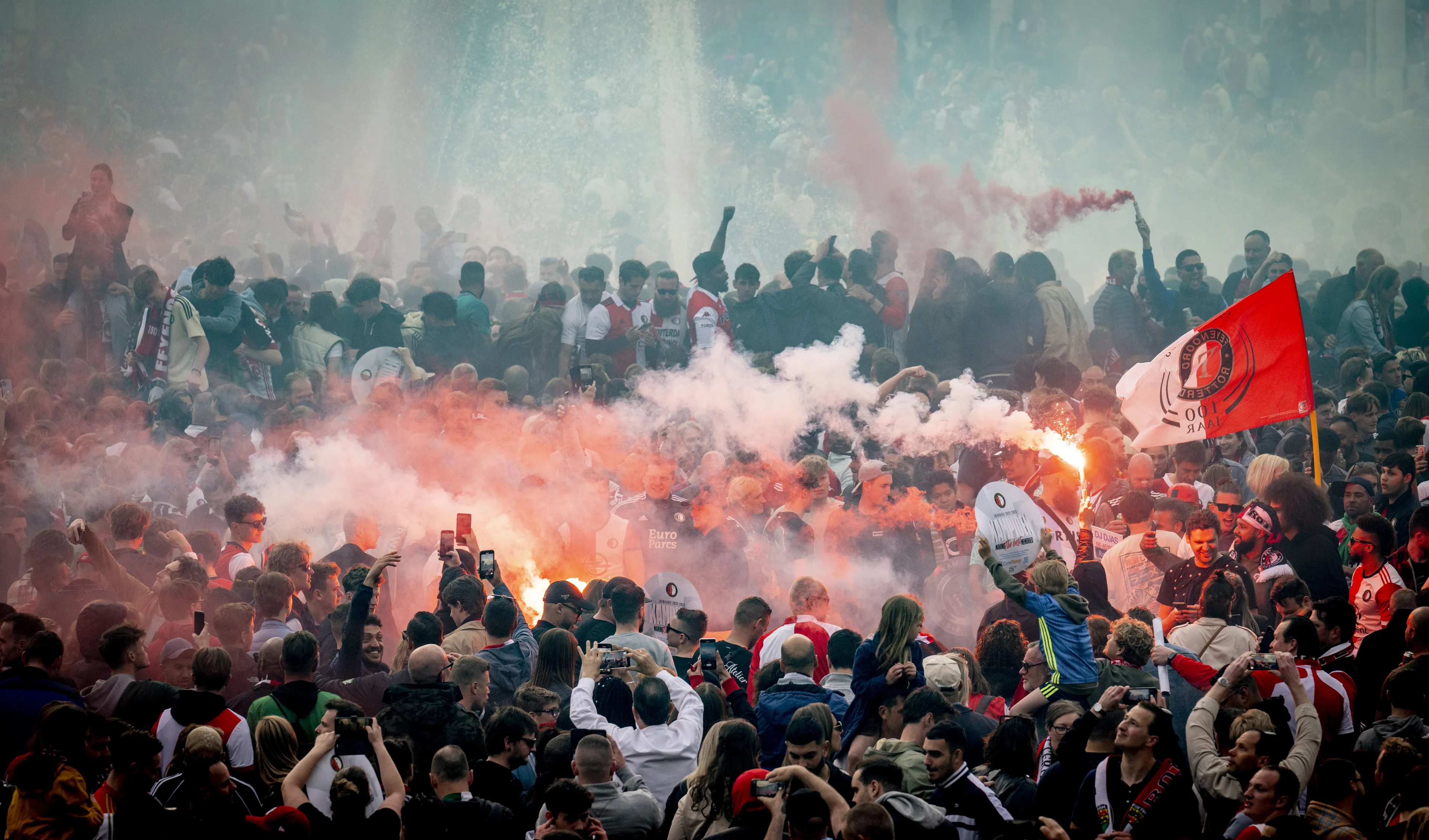 Ruim 100 Feyenoordsupporters aangehouden, politieruiter gewond naar ziekenhuis