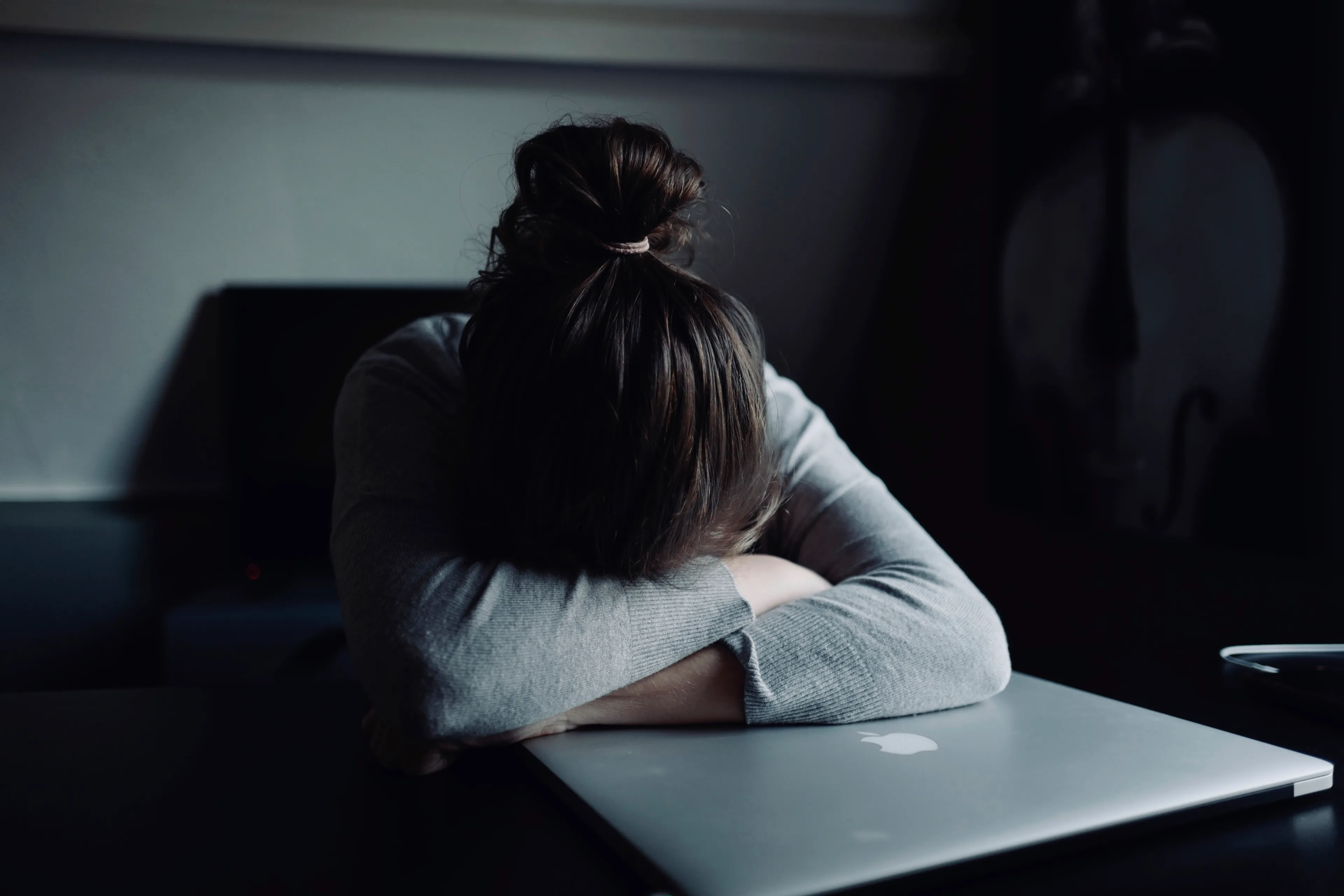 Corona blijft tol eisen: nog steeds angsten en depressiegevoel bij bijna helft mensen