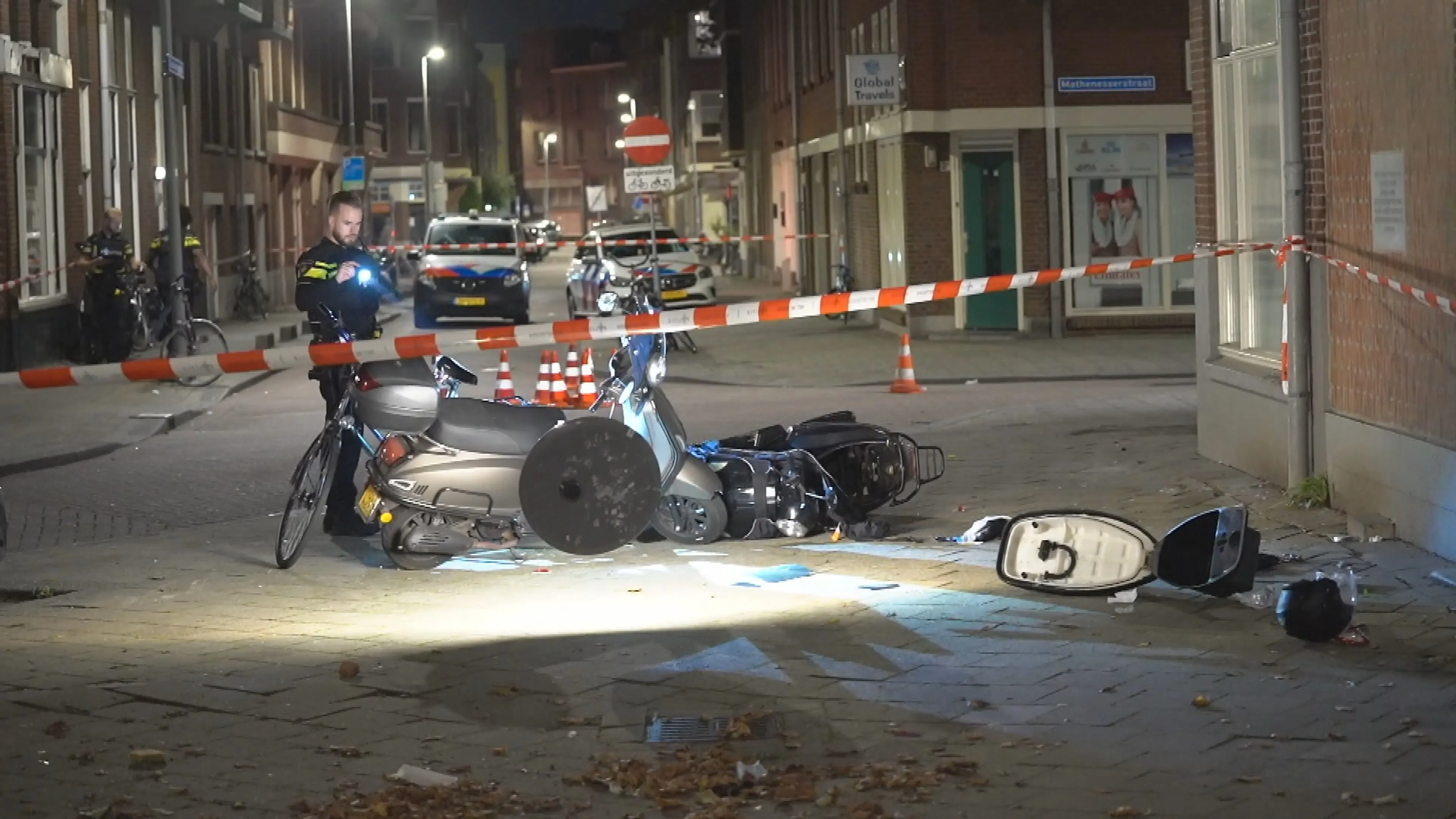 Auto beschoten in Rotterdam, bestuurder botst van schrik tegen lantaarnpaal
