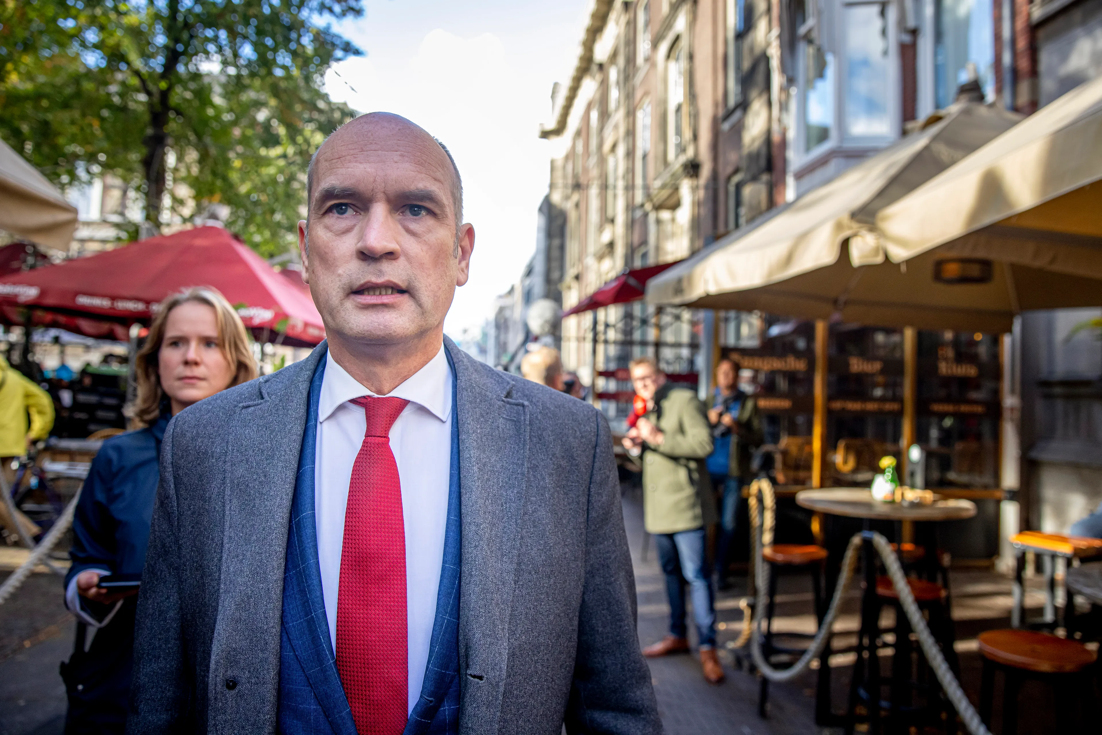 Politieke reacties op 'slordige' Segers en formatie-stukken die hij in de trein liet liggen