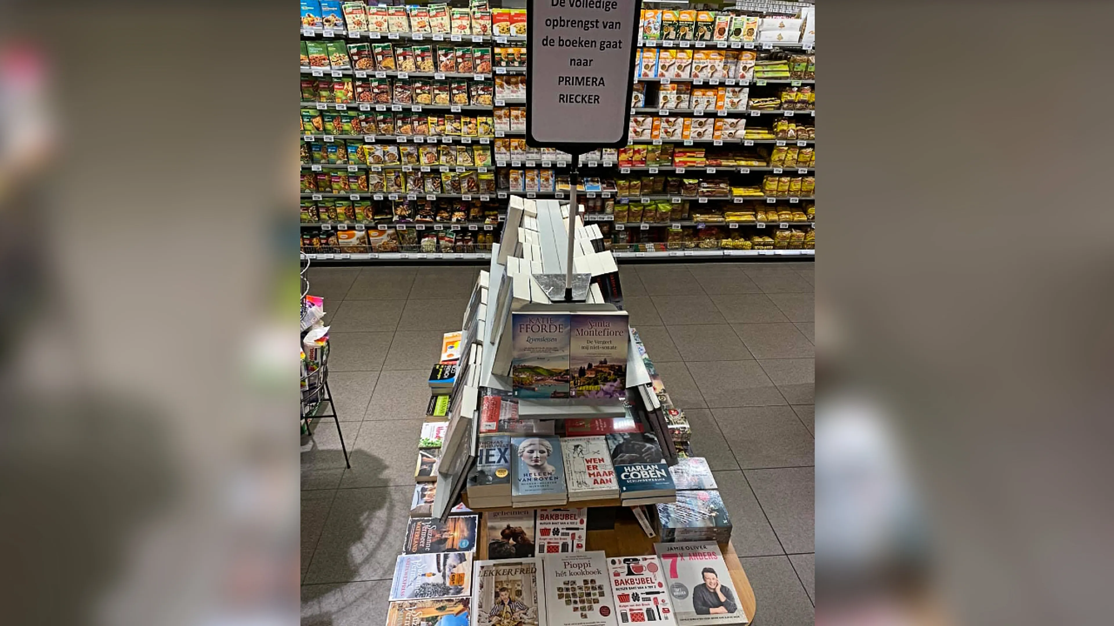 Supermarkt verkoopt boeken om buurman te steunen: 'Je moet elkaar helpen in deze tijden'