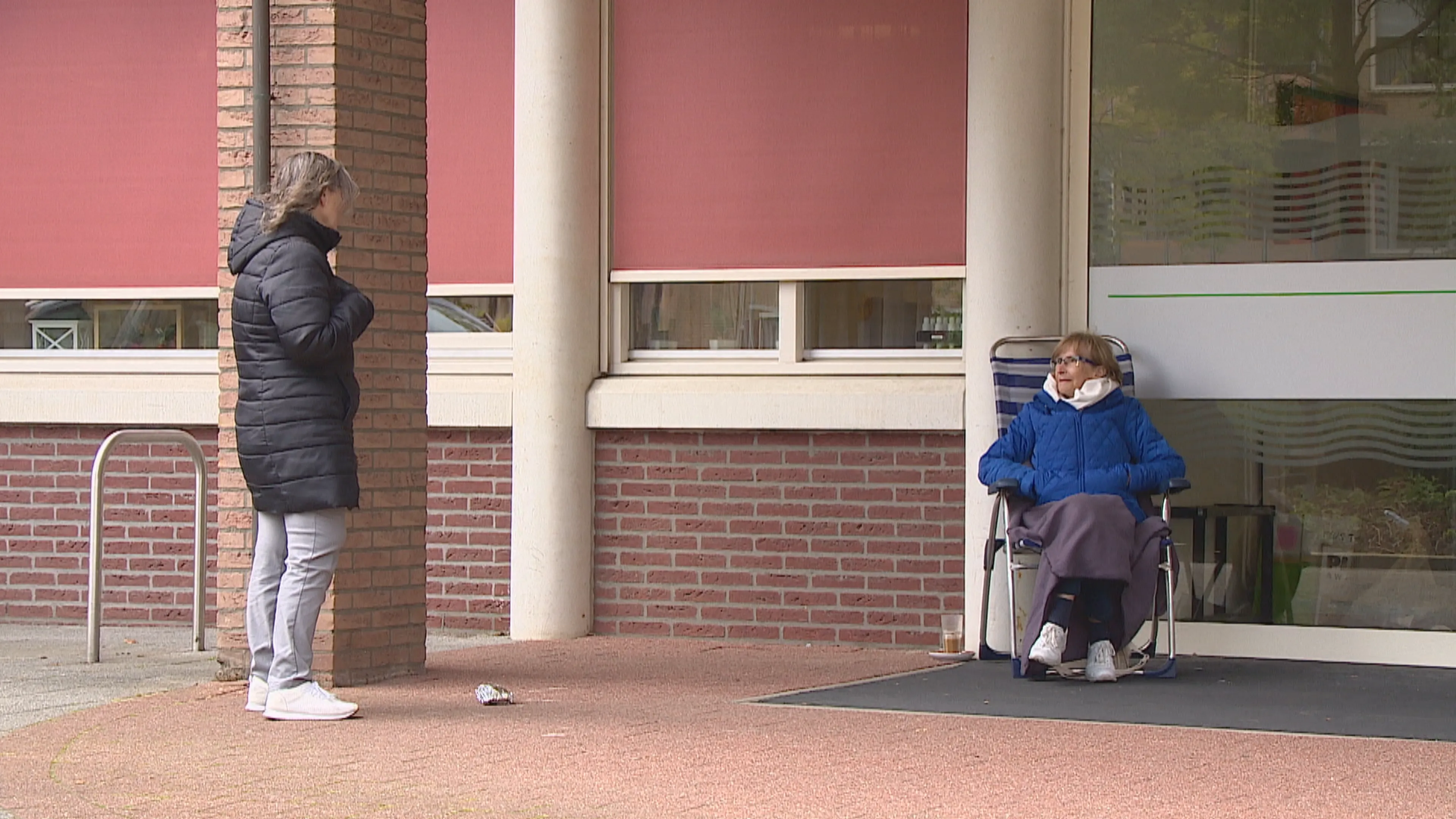 Wil (82) zit buiten voor het verpleeghuis tot ze haar man weer mag bezoeken