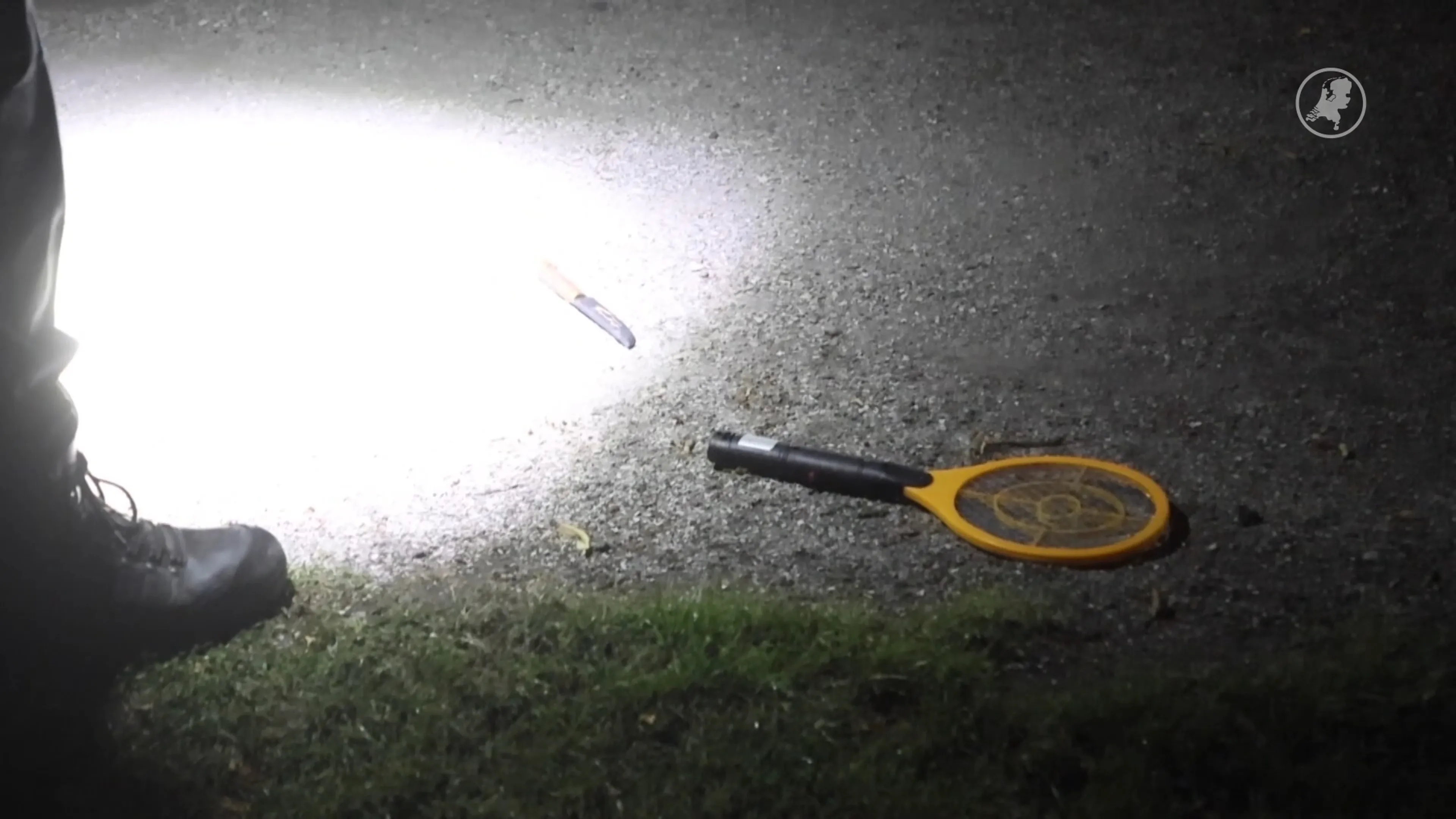 Man met mes en vliegenmepper aangehouden, agent raakt gewond door pepperspray