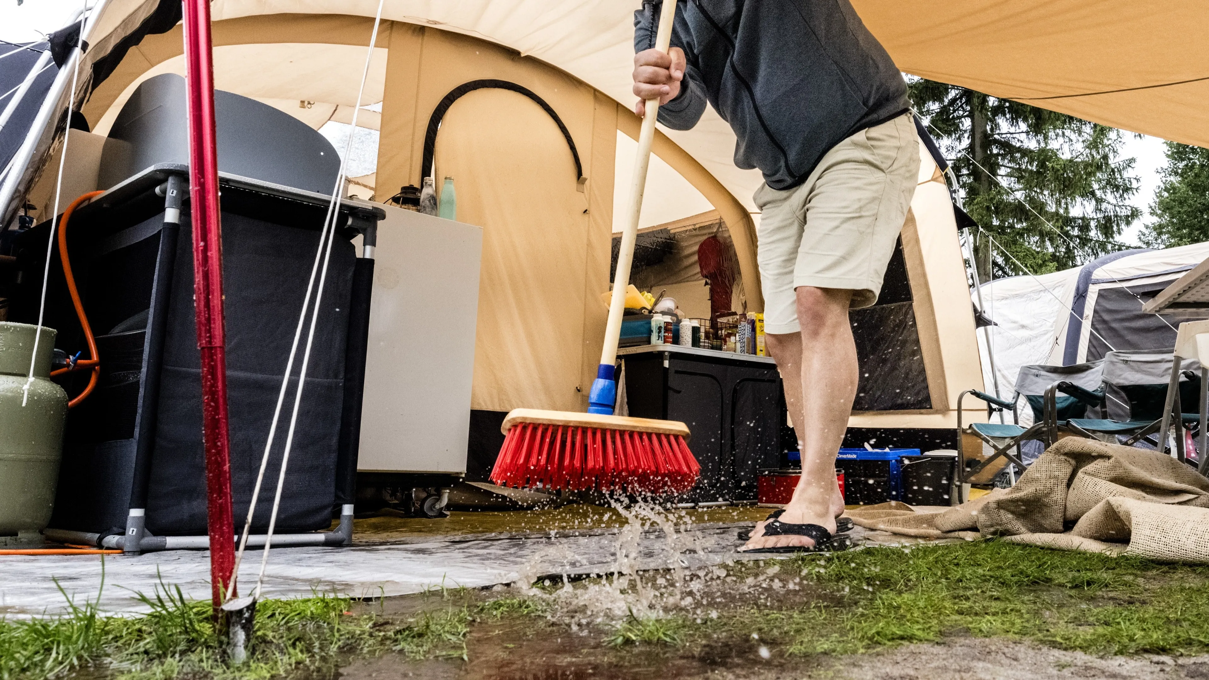 Regen, regen, regen: vakantiegangers in Nederland vertrekken eerder van de camping