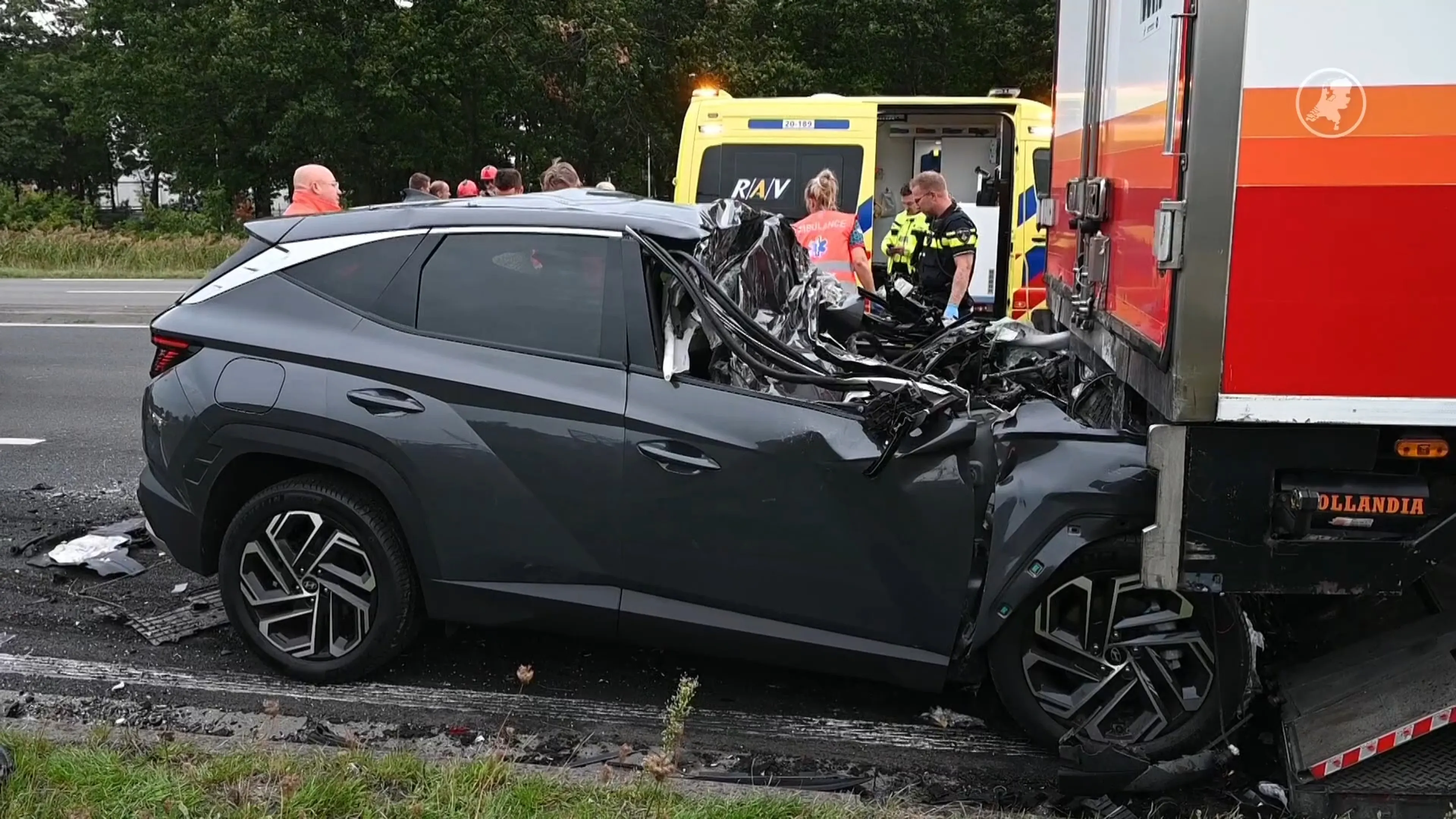 Man (64) overleden na botsing met vrachtwagen in Tilburg