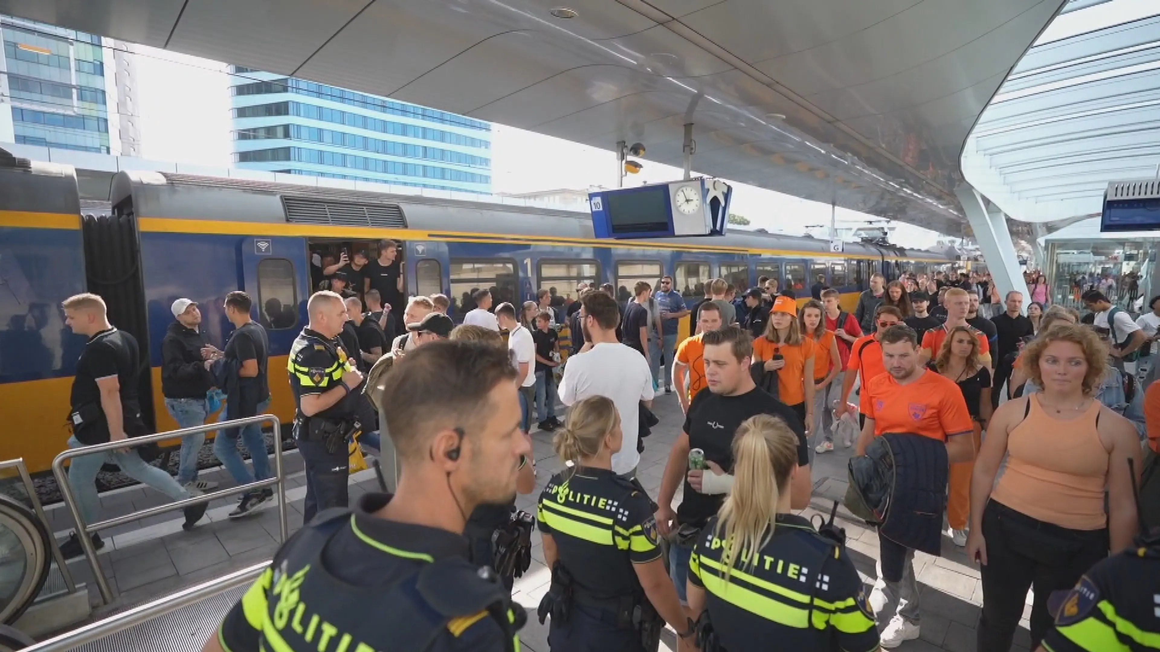 Reiziger trekt aan noodrem: honderden Go Ahead Eagles-fans gestrand