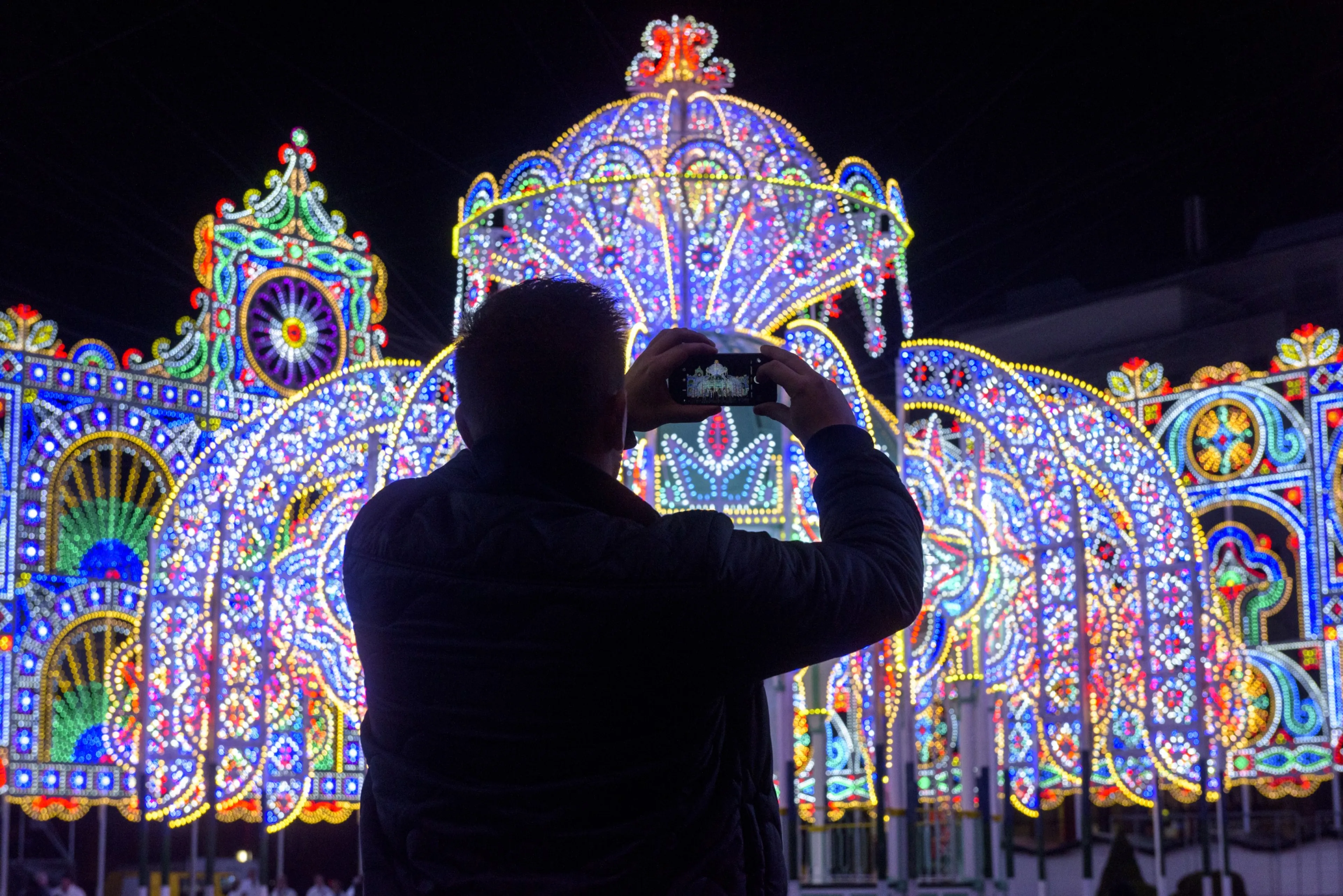 Lichtspektakel GLOW Eindhoven gaat toegangshekken plaatsen en QR-code scannen