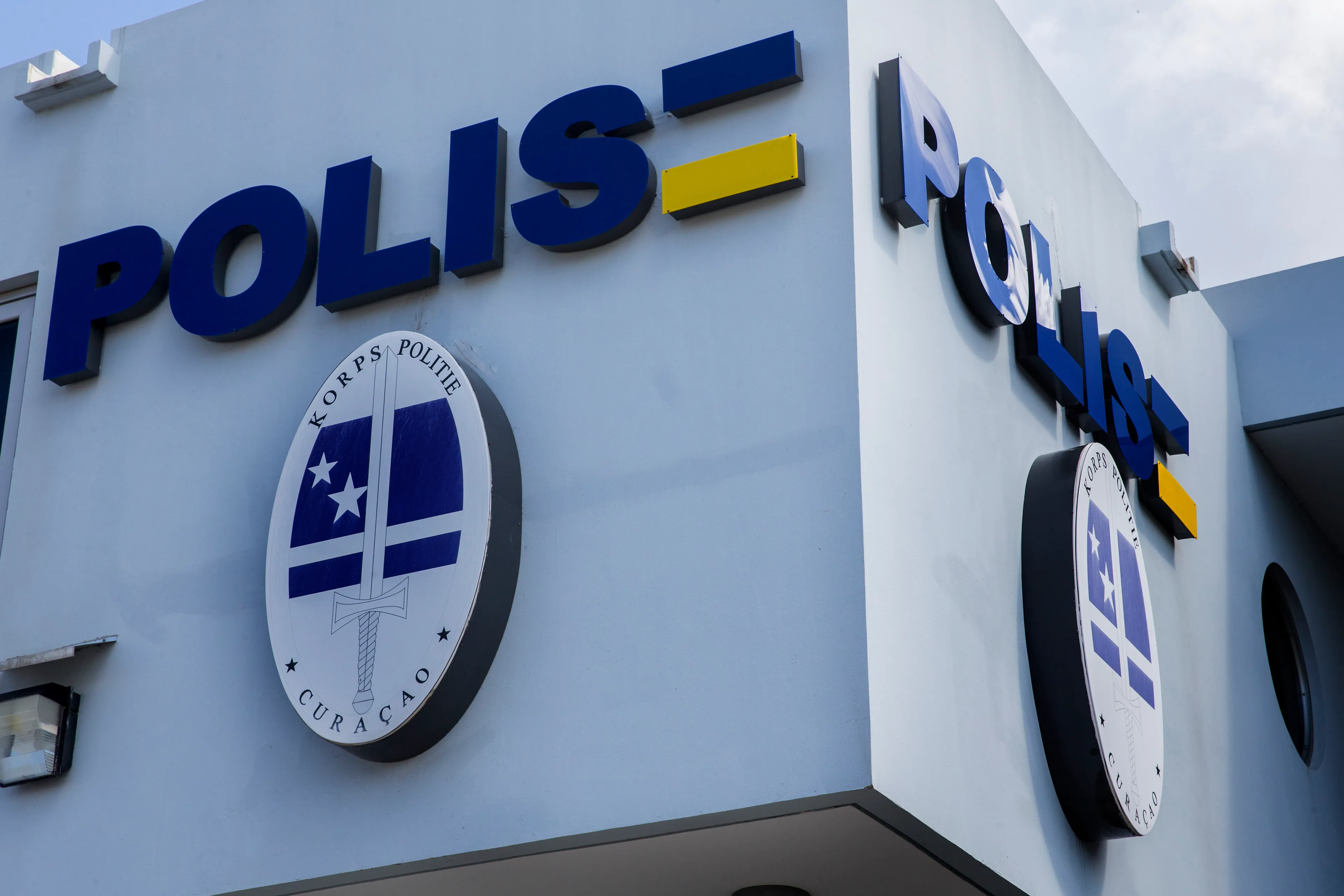Ophef op Curaçao: scholieren moeten naakt bukken voor agenten en docenten bij drugscontrole
