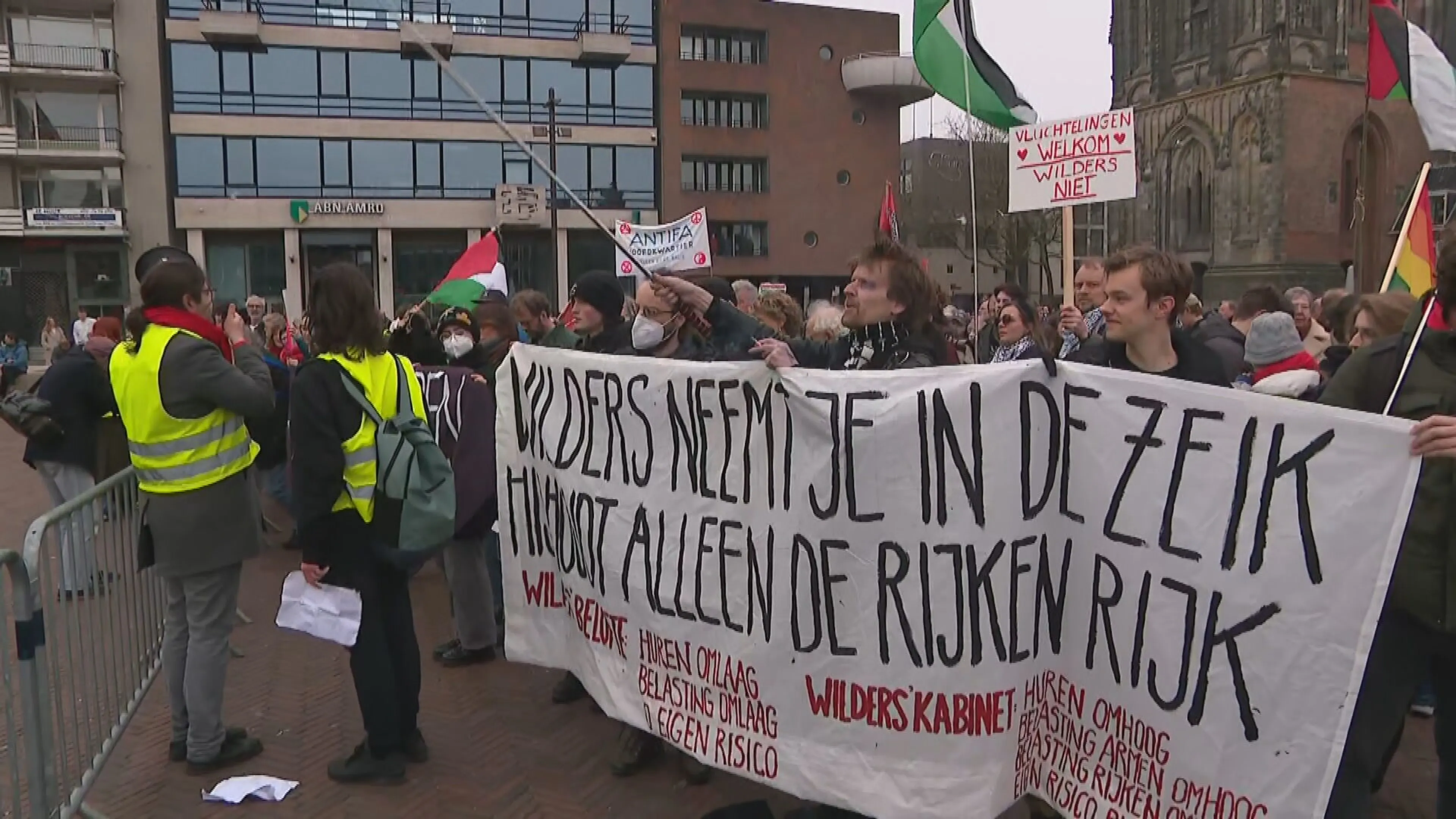 Wilders trekt veel bekijks op Grote Markt in Groningen, ook fel tegenprotest