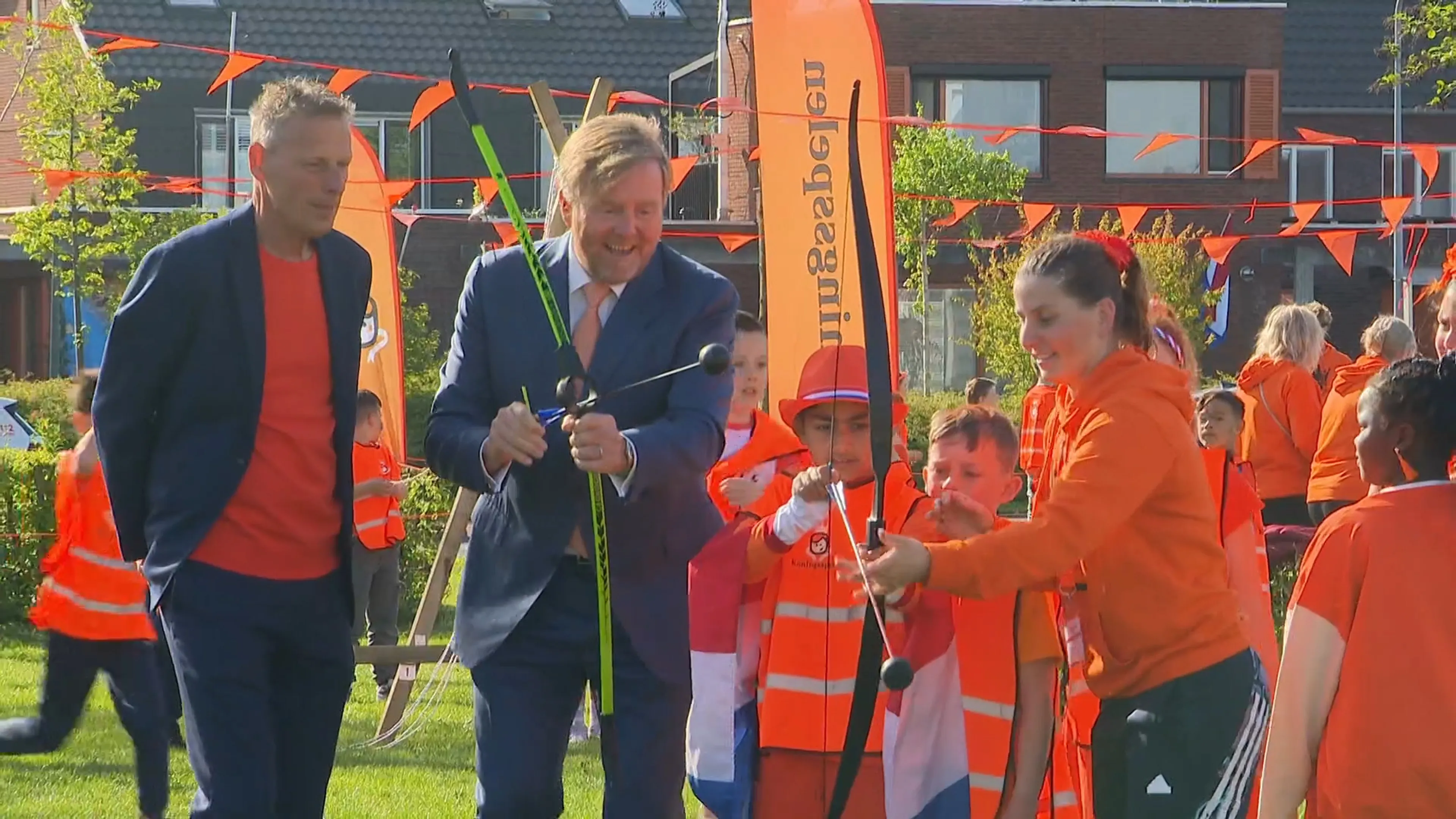 Koning opent Koningsspelen in Zeewolde en doet fanatiek mee