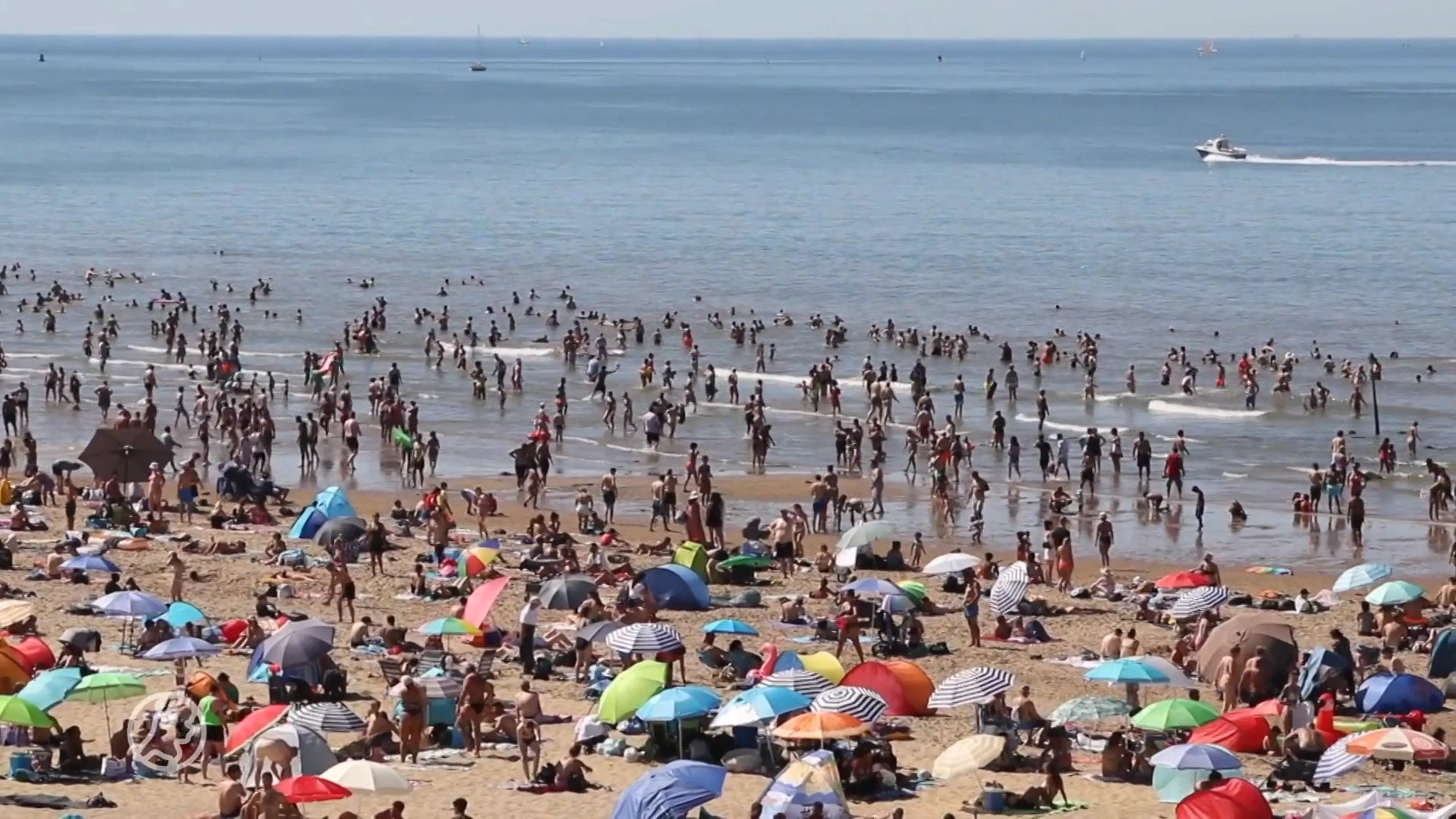 ZIEN: Enorme drukte op stranden, wegen en parkeerplekken overvol