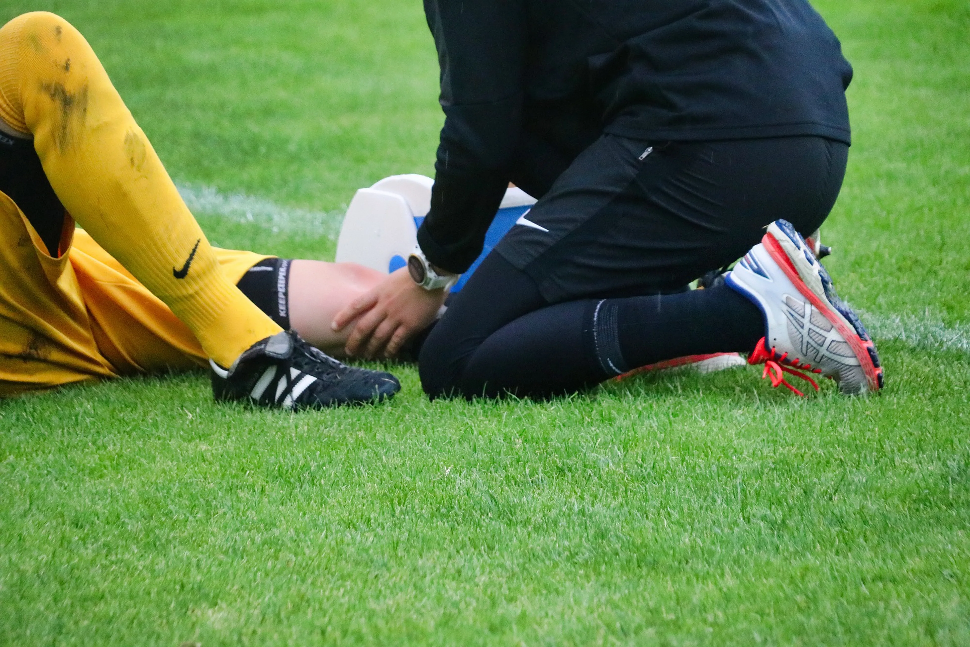 Sportfysio's waarschuwen voetballers na coronastop: 'Blessures liggen op de loer'