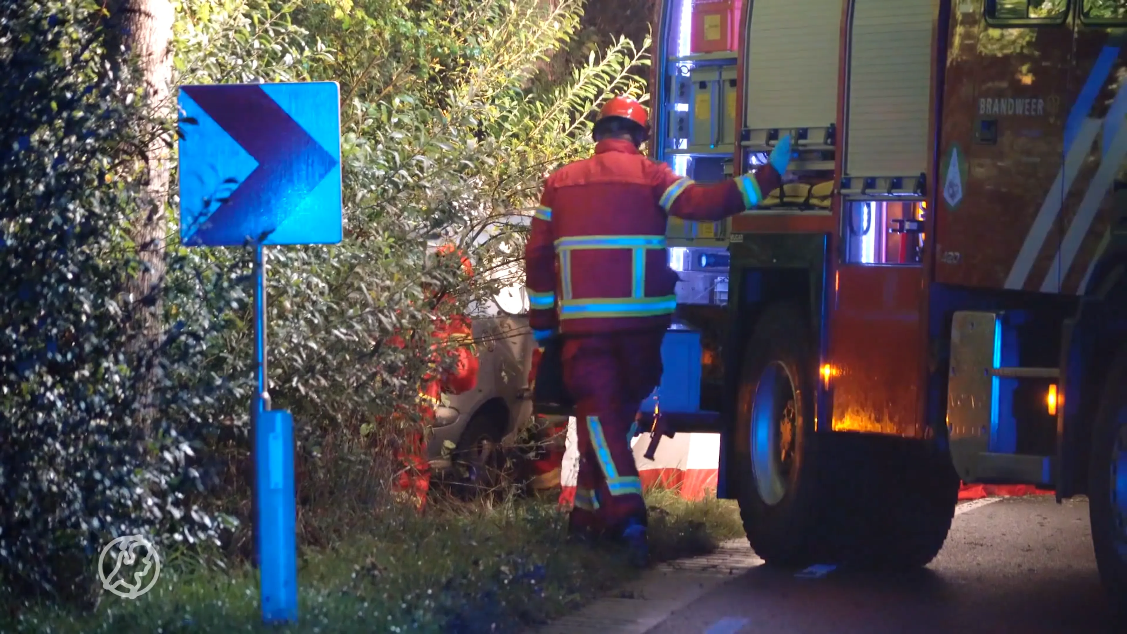 Bestuurder (30) overleden bij crash tegen boom in Lauwerzijl