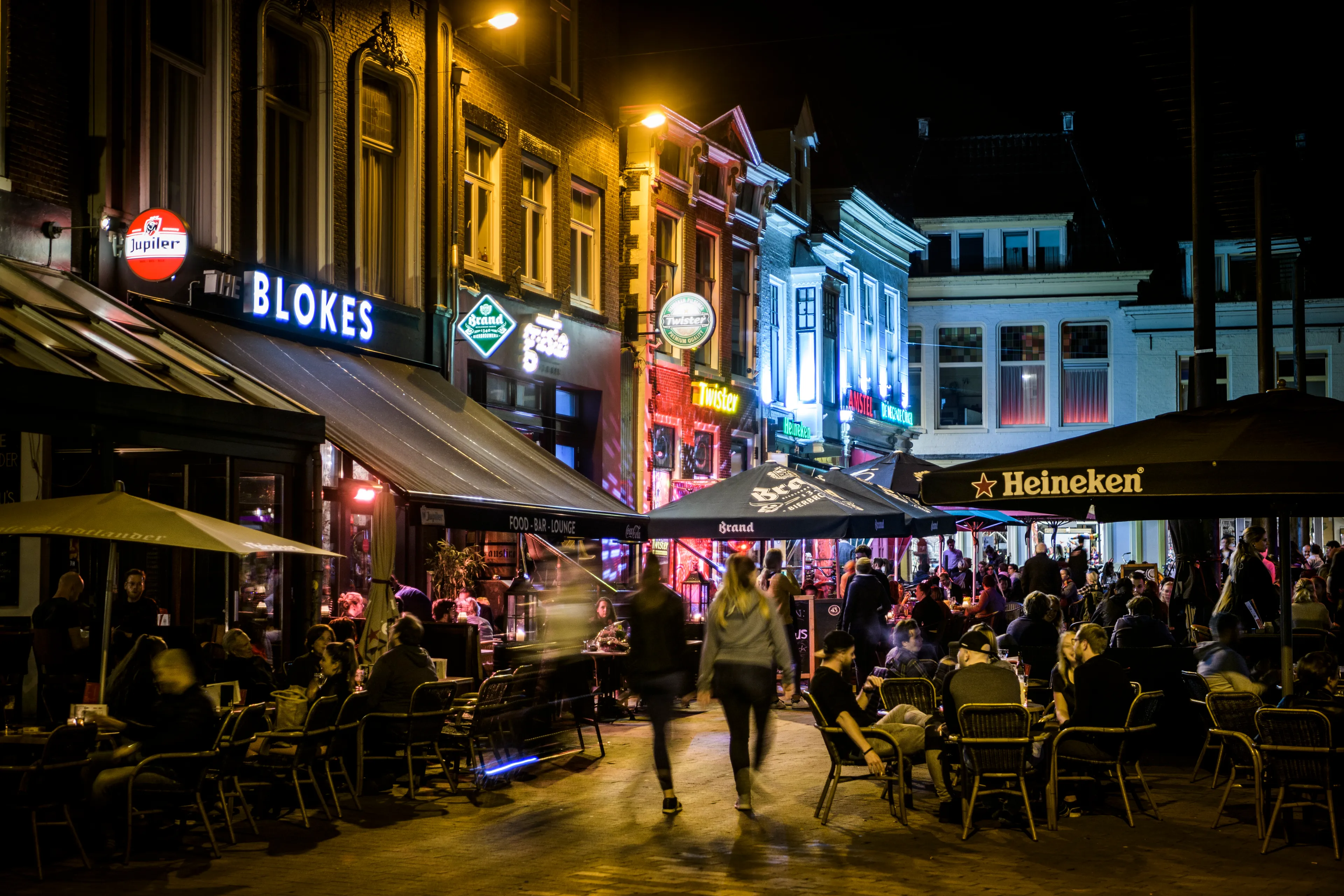Dansen met een mondkapje op? Groningse nachtburgemeester wil proef met heropening nachtclubs