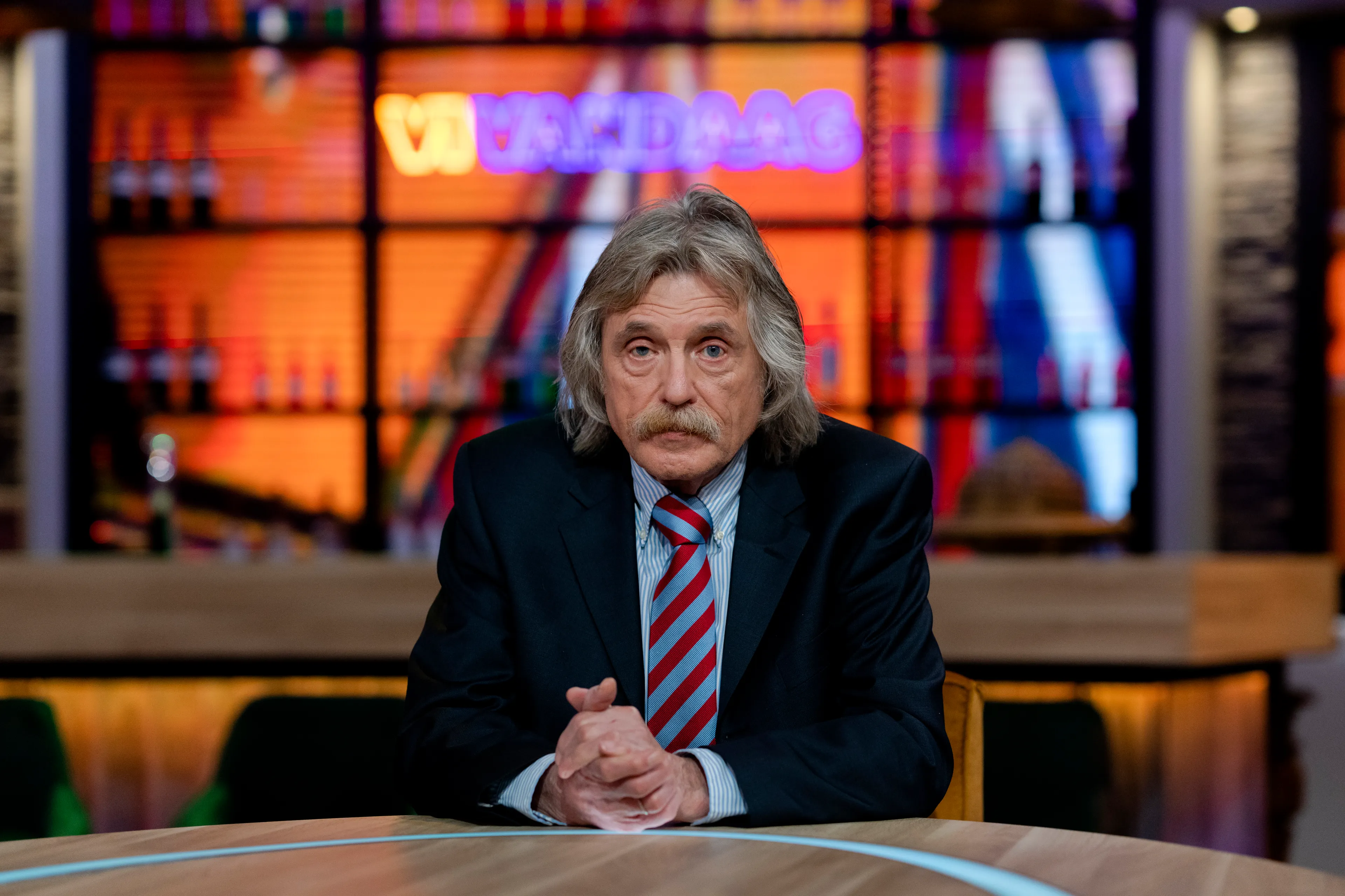 Johan Derksen geboycot door glazenwasser na vaccinatiestandpunt