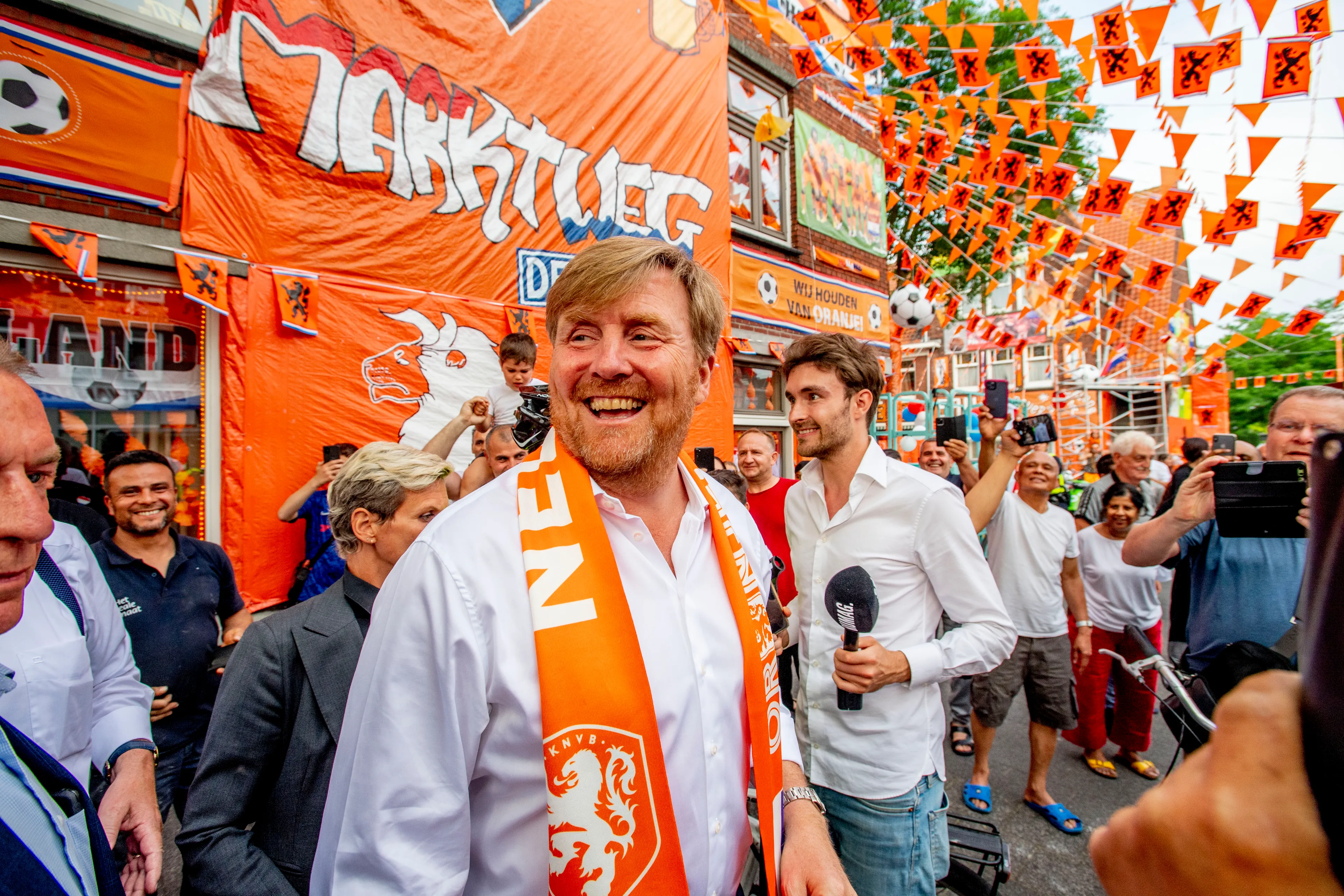 Koning bezoekt 'mooiste Oranjestraat' van Nederland: bewoners door het dolle heen