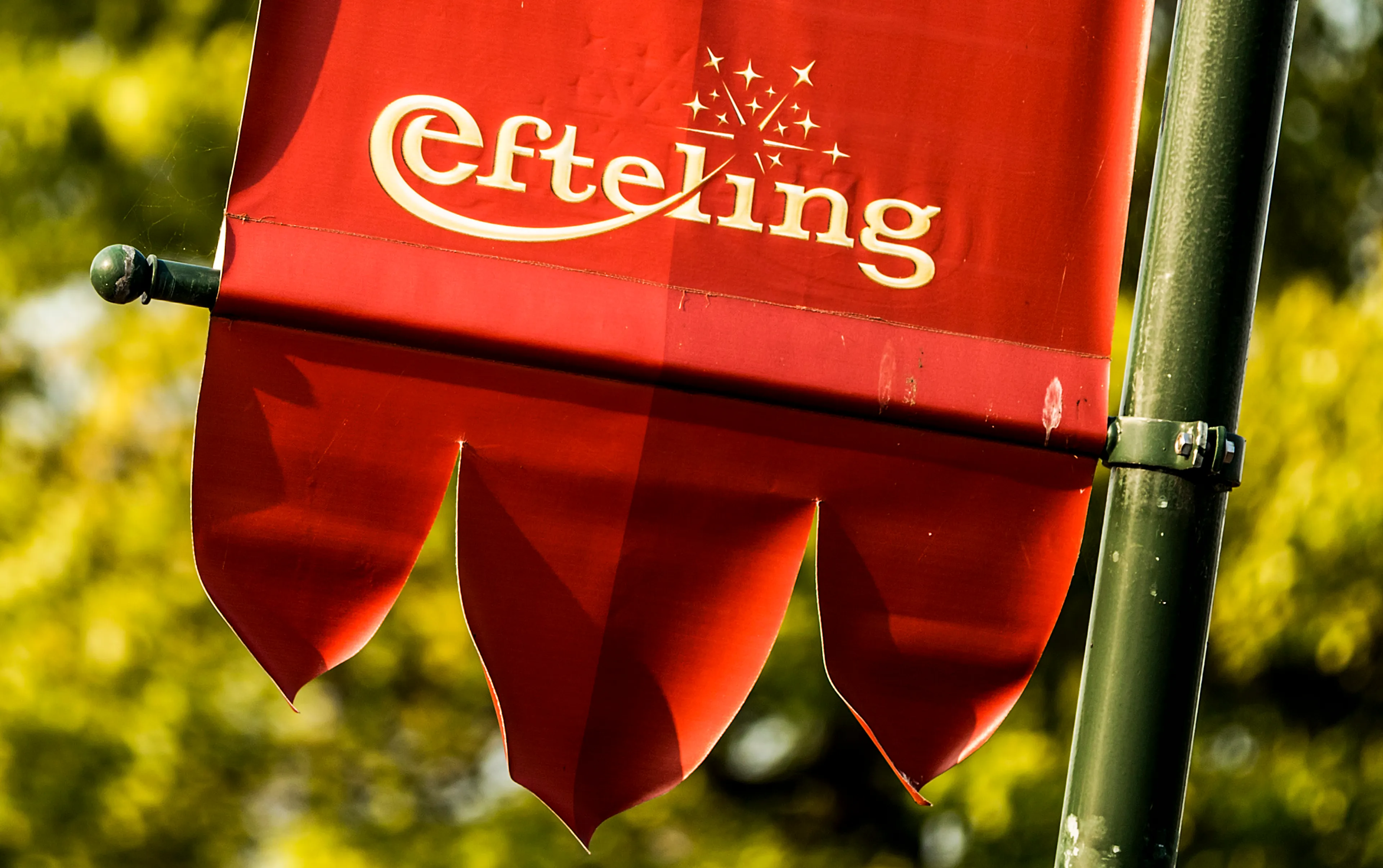 VIDEO: Efteling-medewerkers verbranden ritueel hun mondkapje