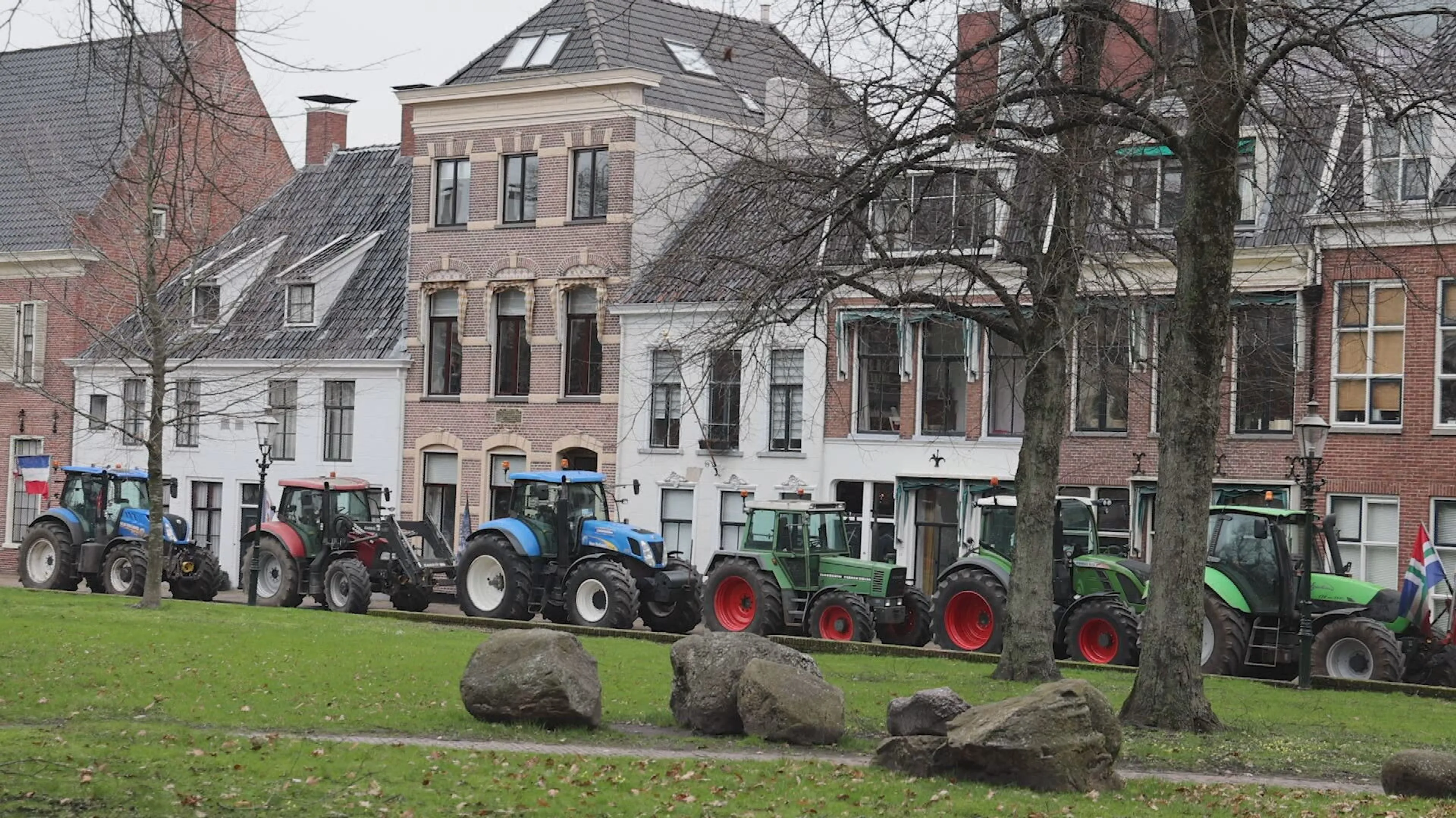 Boeren vertrekken bij provinciehuis in Groningen