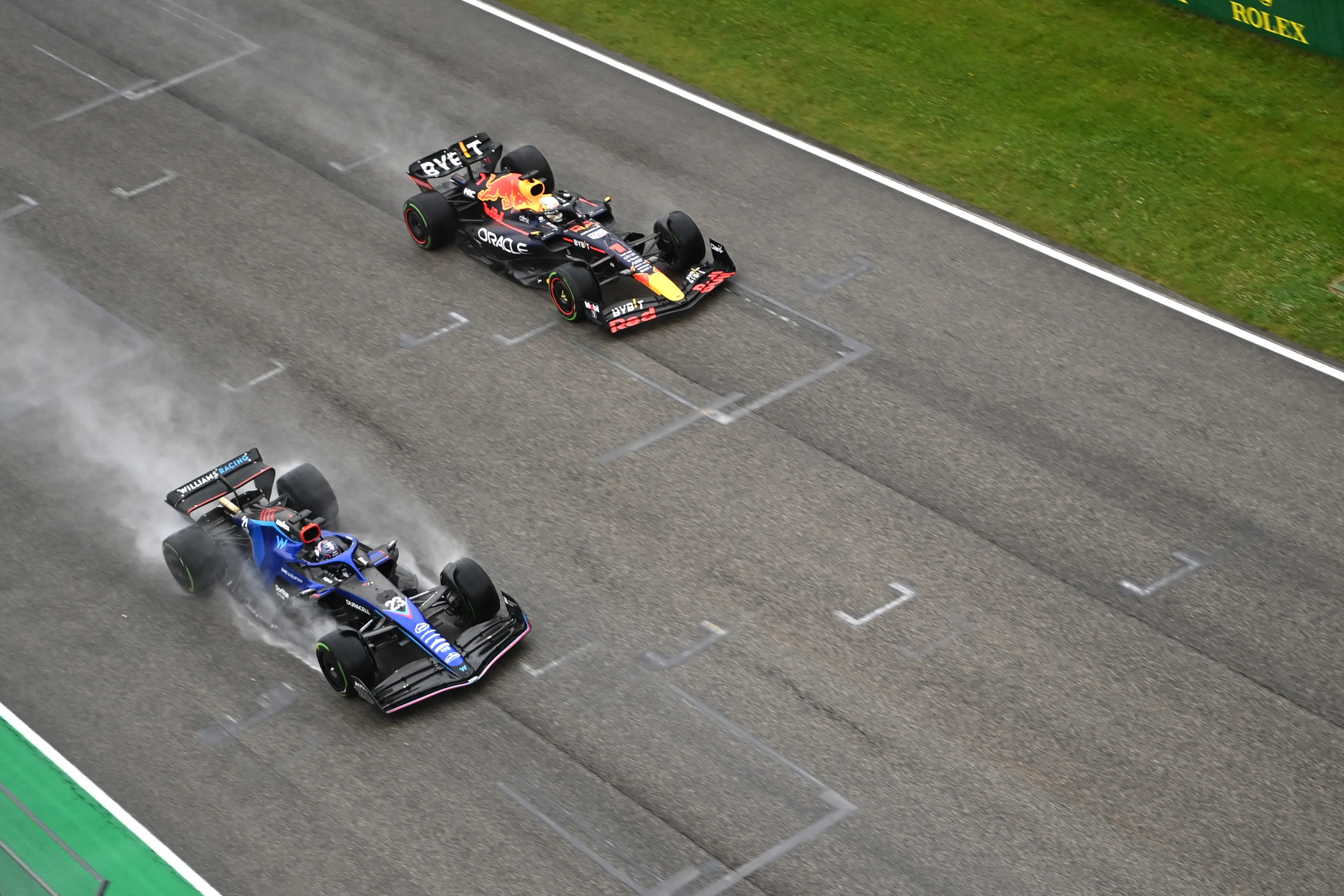 Verstappen pakt ondanks explosie en crashes pole position in Imola