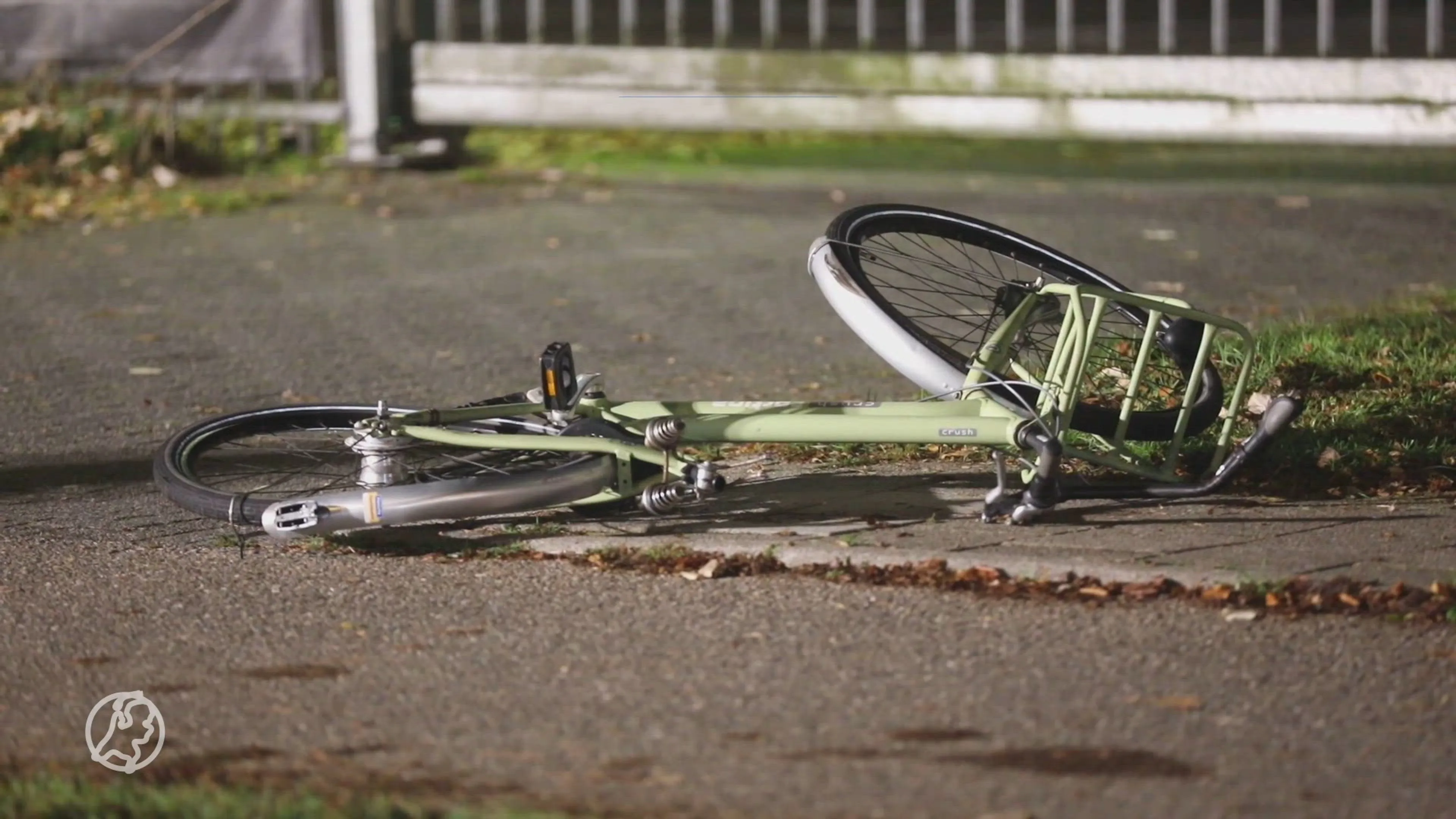Fietser en politieauto botsen in Apeldoorn, slachtoffer zwaargewond