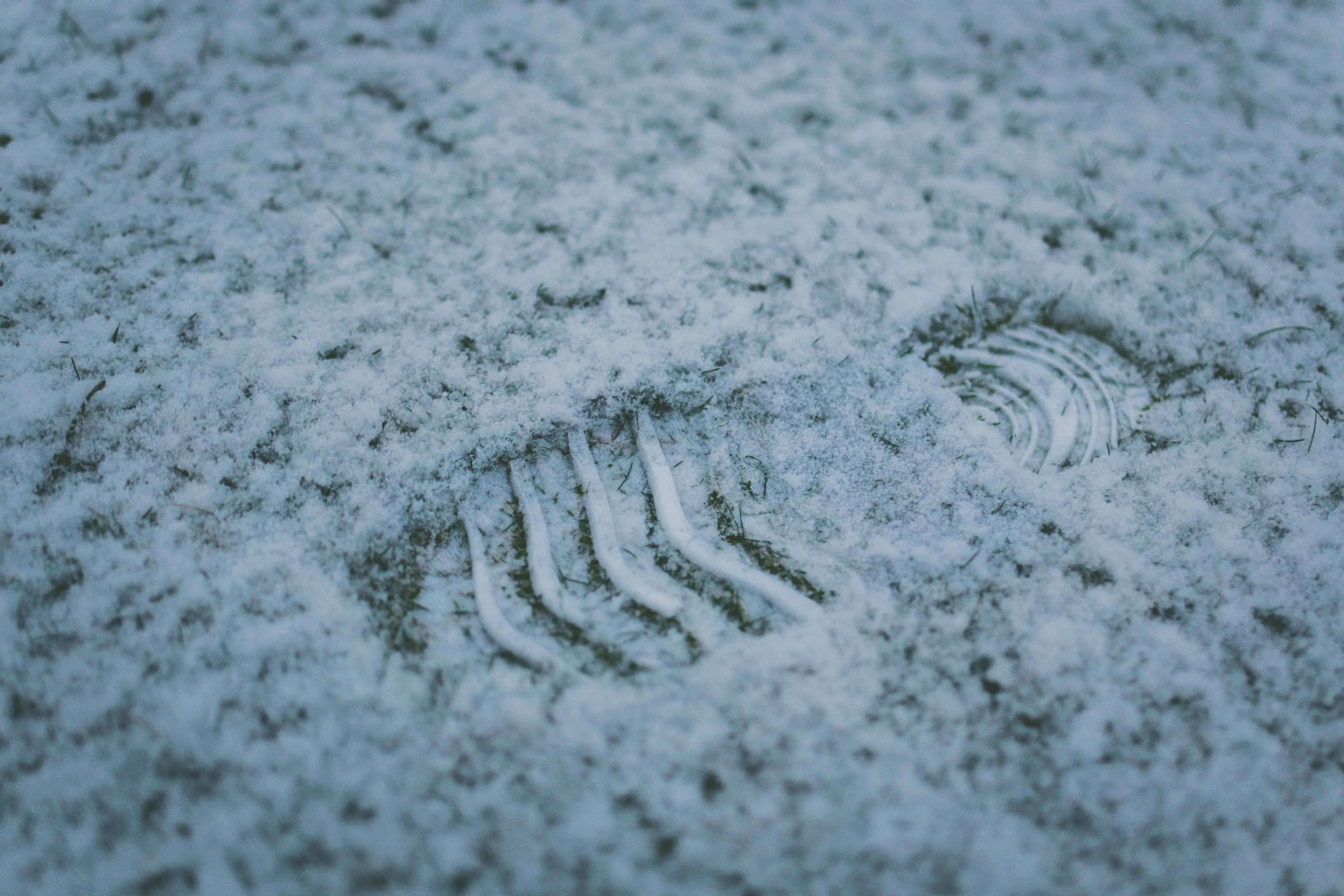Voetstappen in sneeuw leidt agenten naar dief van autovelgen