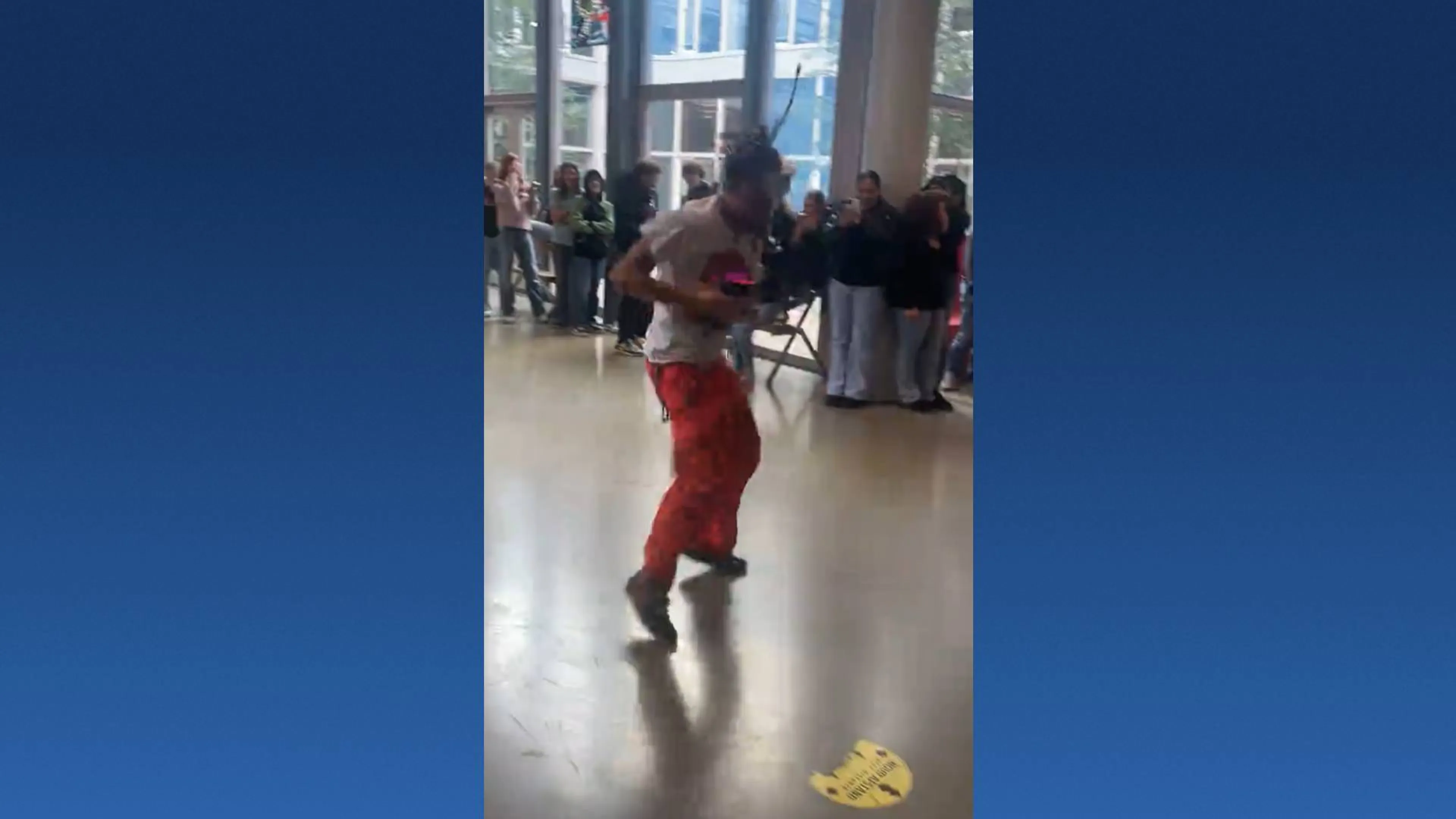 Docent ontslagen nadat hij met masker door school danst, filmpje gaat viraal